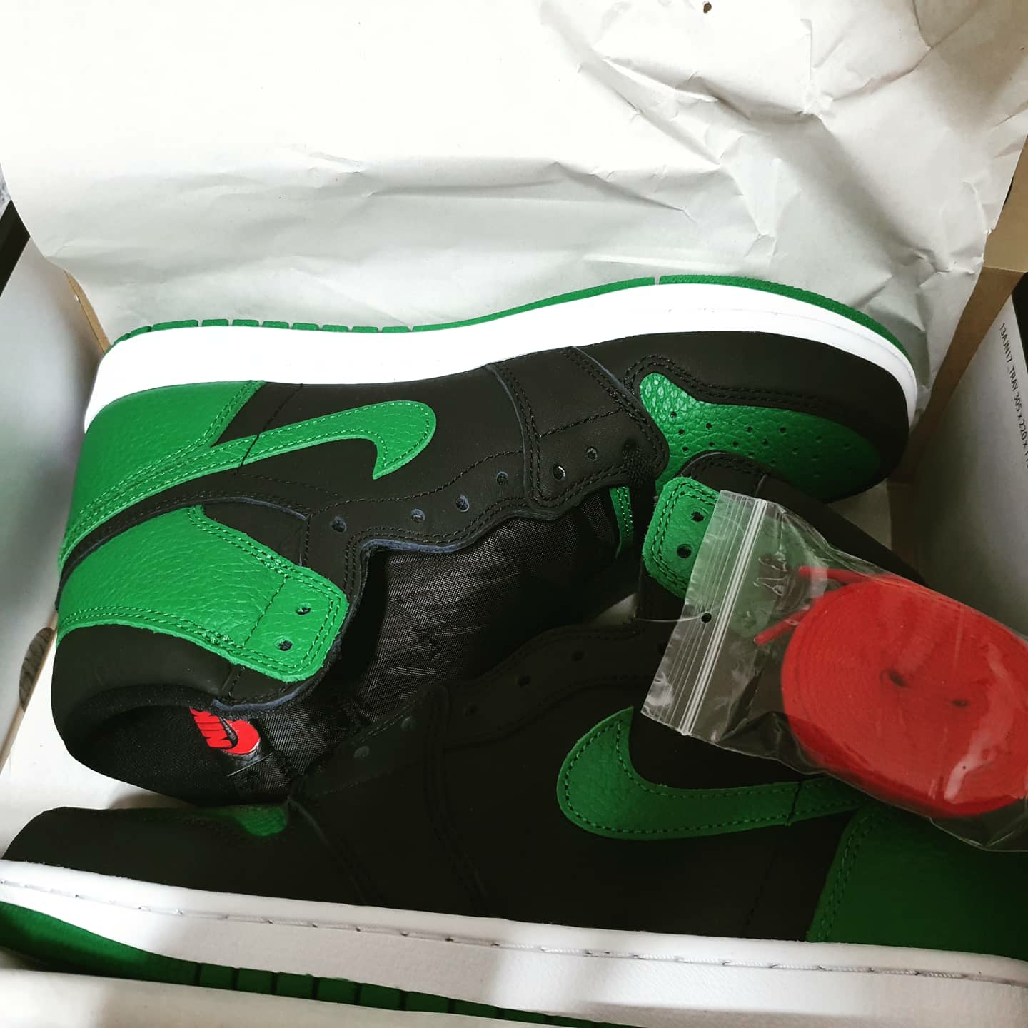 Jordan 1 Retro High OG Pine Green Black 착용 스타일 - 1