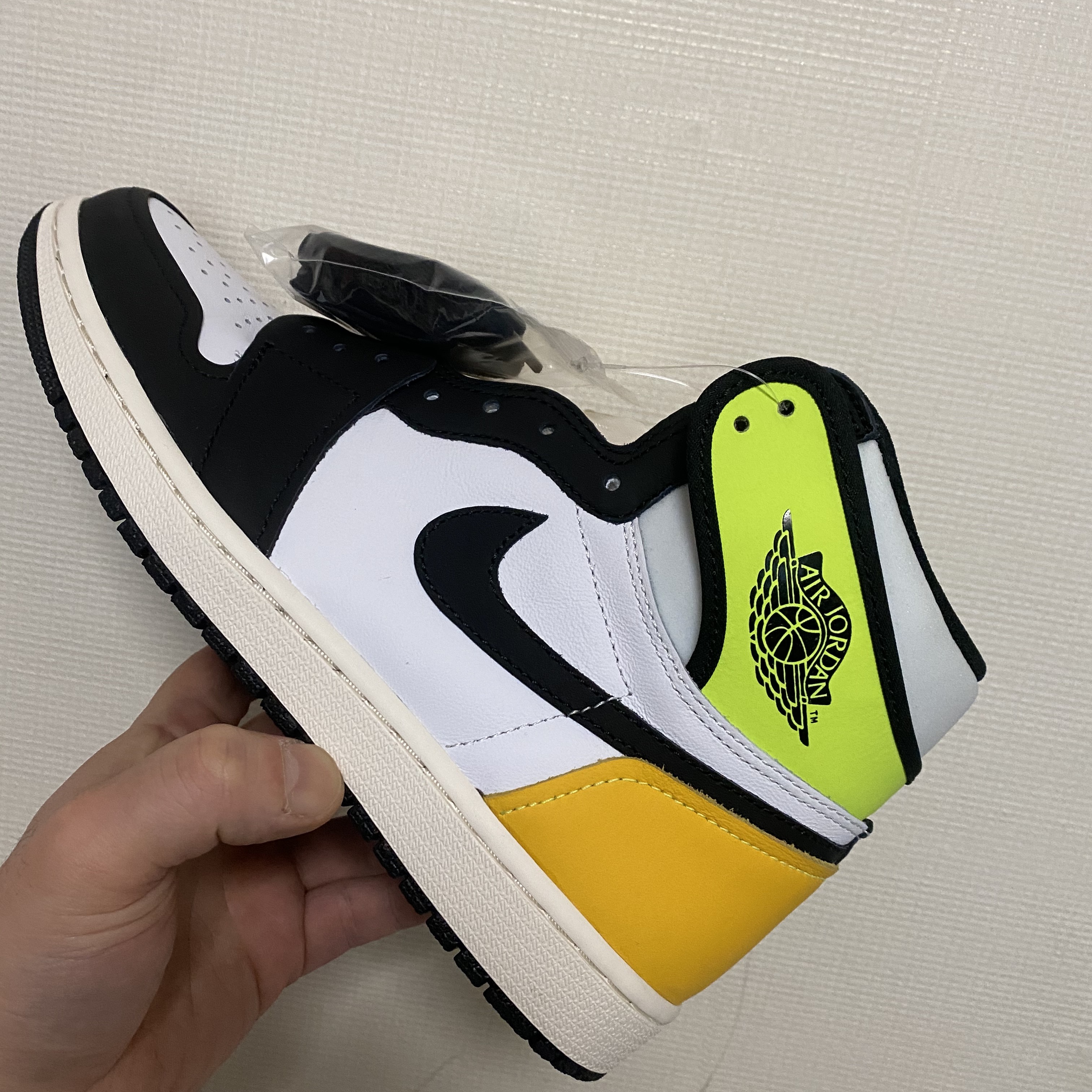 Jordan 1 Retro High OG Volt Gold 착용 스타일