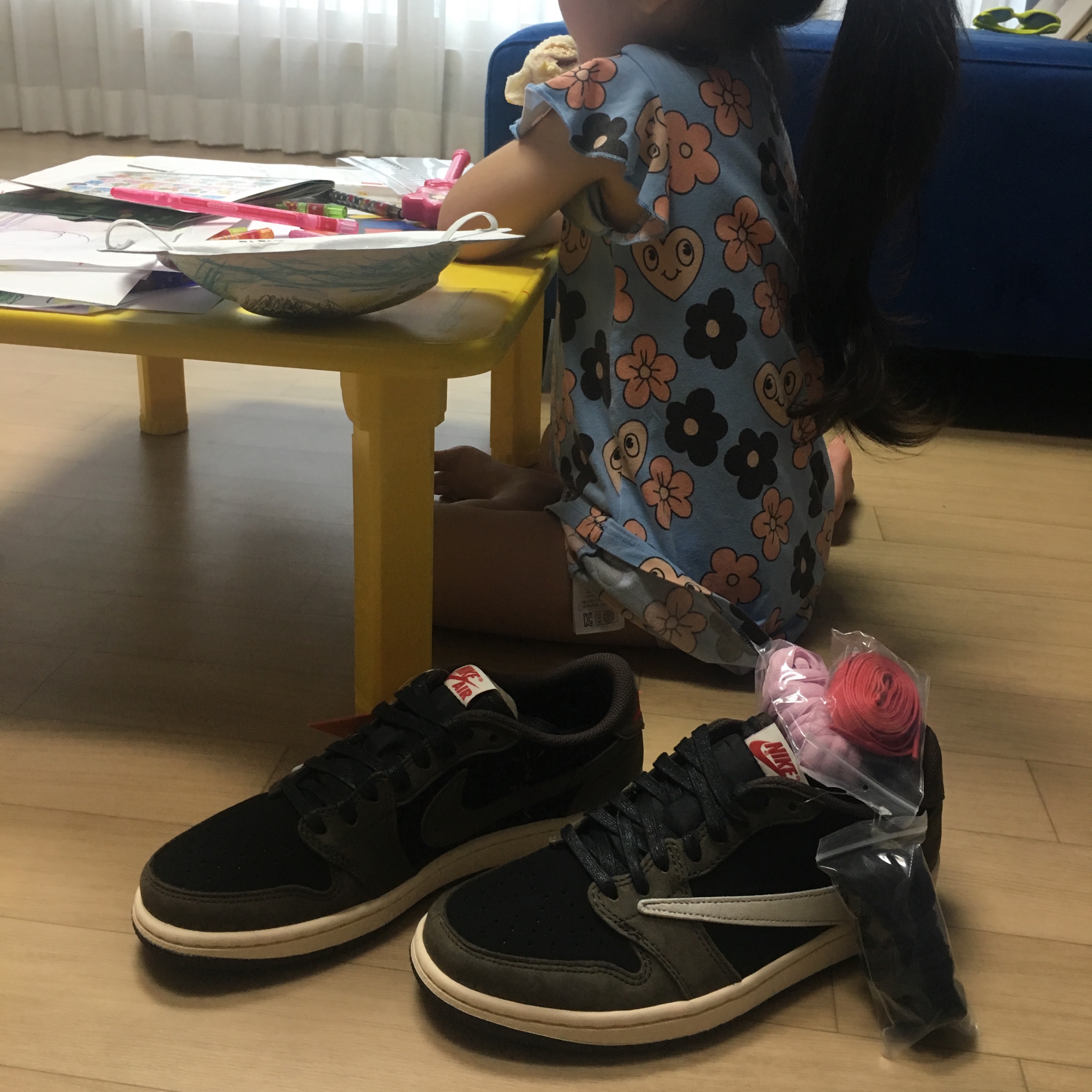 Jordan 1 x Travis Scott Retro Low OG SP Mocha 착용 스타일 - 2