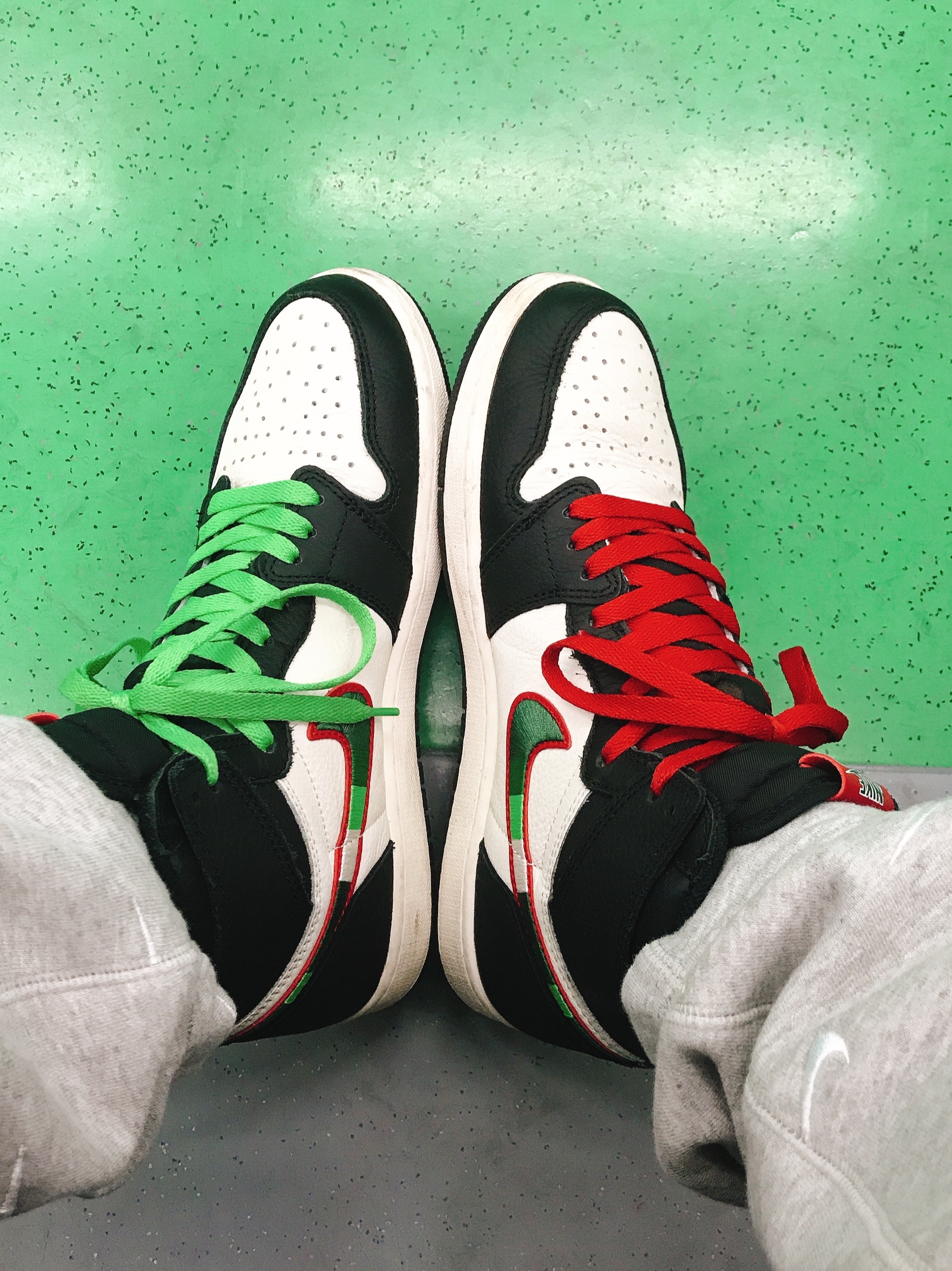Jordan 1 Retro High OG A Star Is Born, Nike NRG Swoosh Logo Hoodie Grey Heather 착용 스타일 - 3