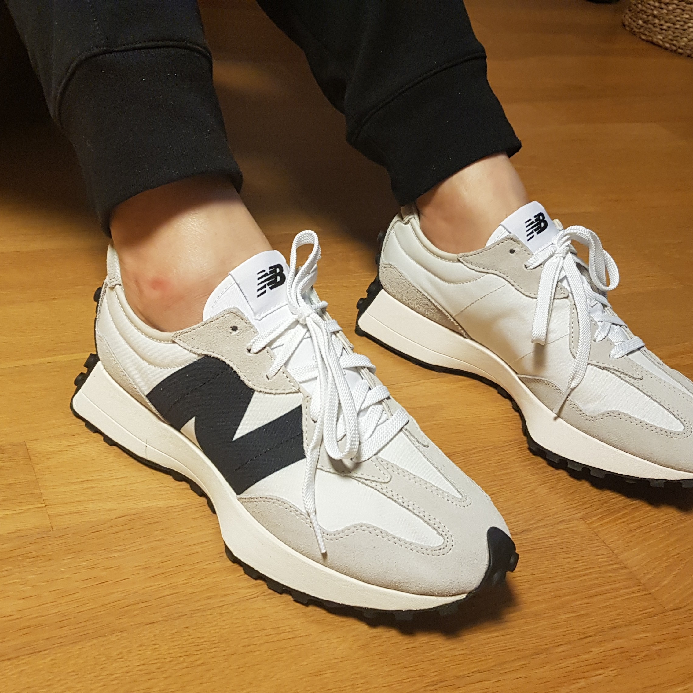 New Balance 327 White Black 착용 스타일 - 4