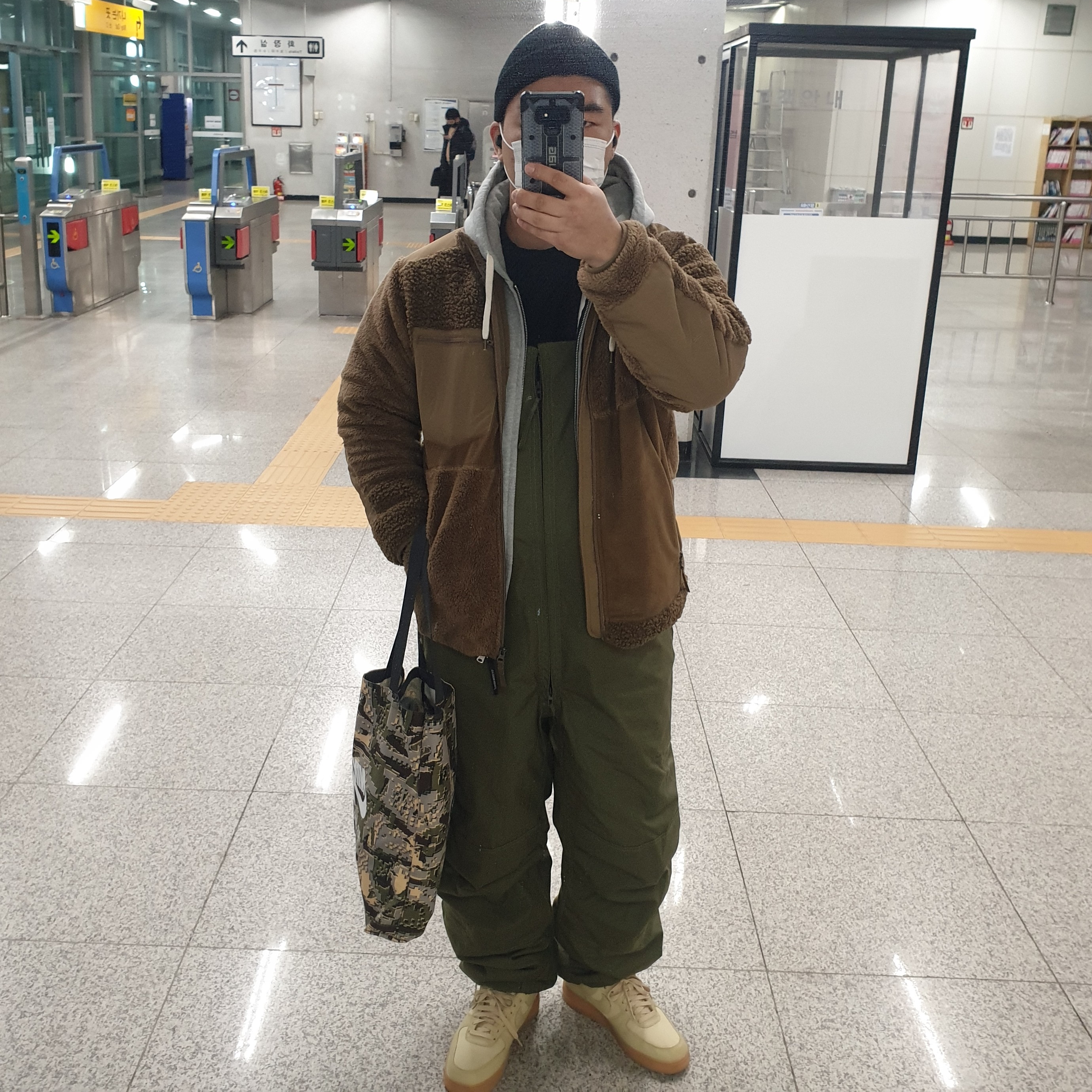 Nike Air Force 1 Low Gore-Tex Team Gold Khaki 착용 스타일
