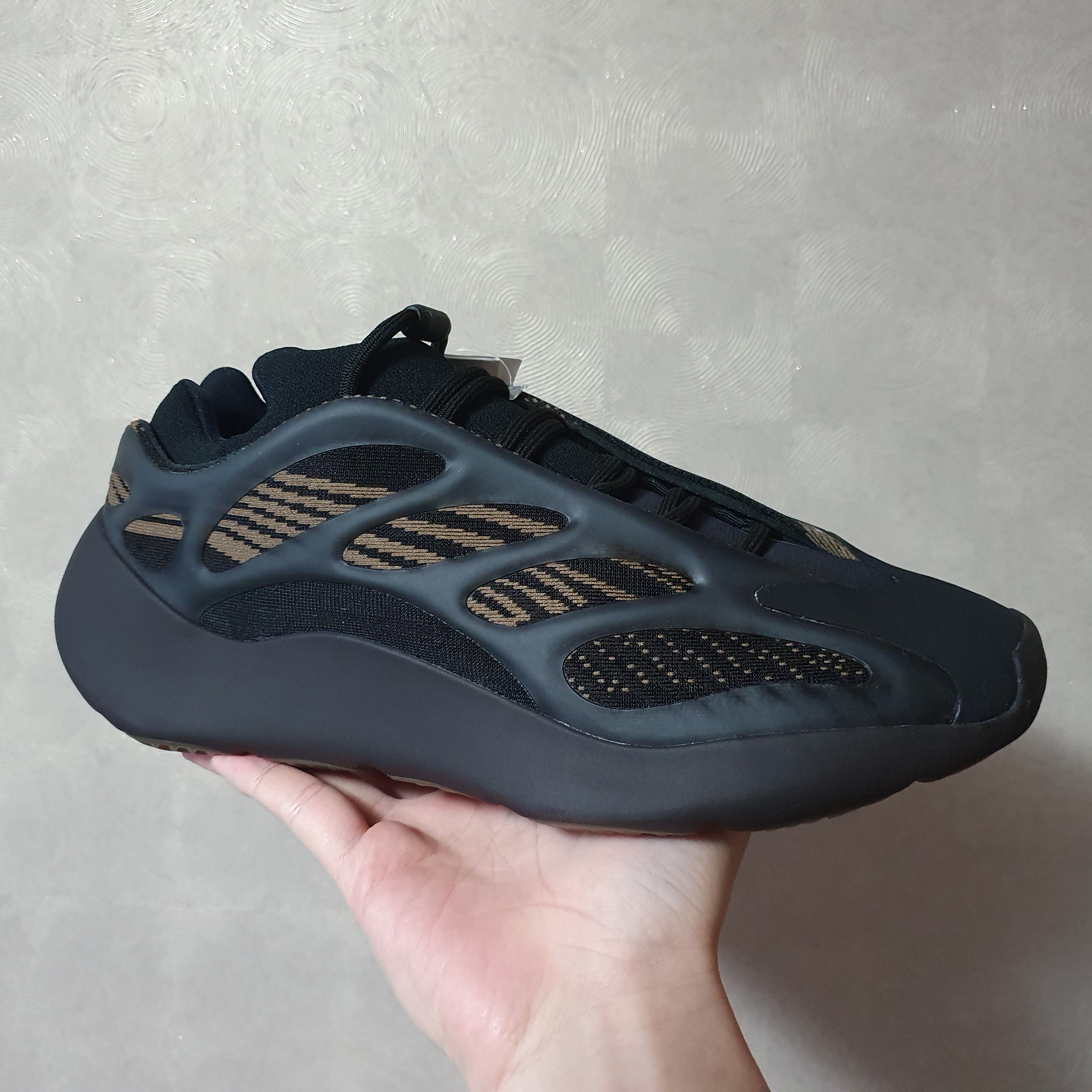 Adidas Yeezy 700 V3 Clay Brown 착용 스타일 - 1