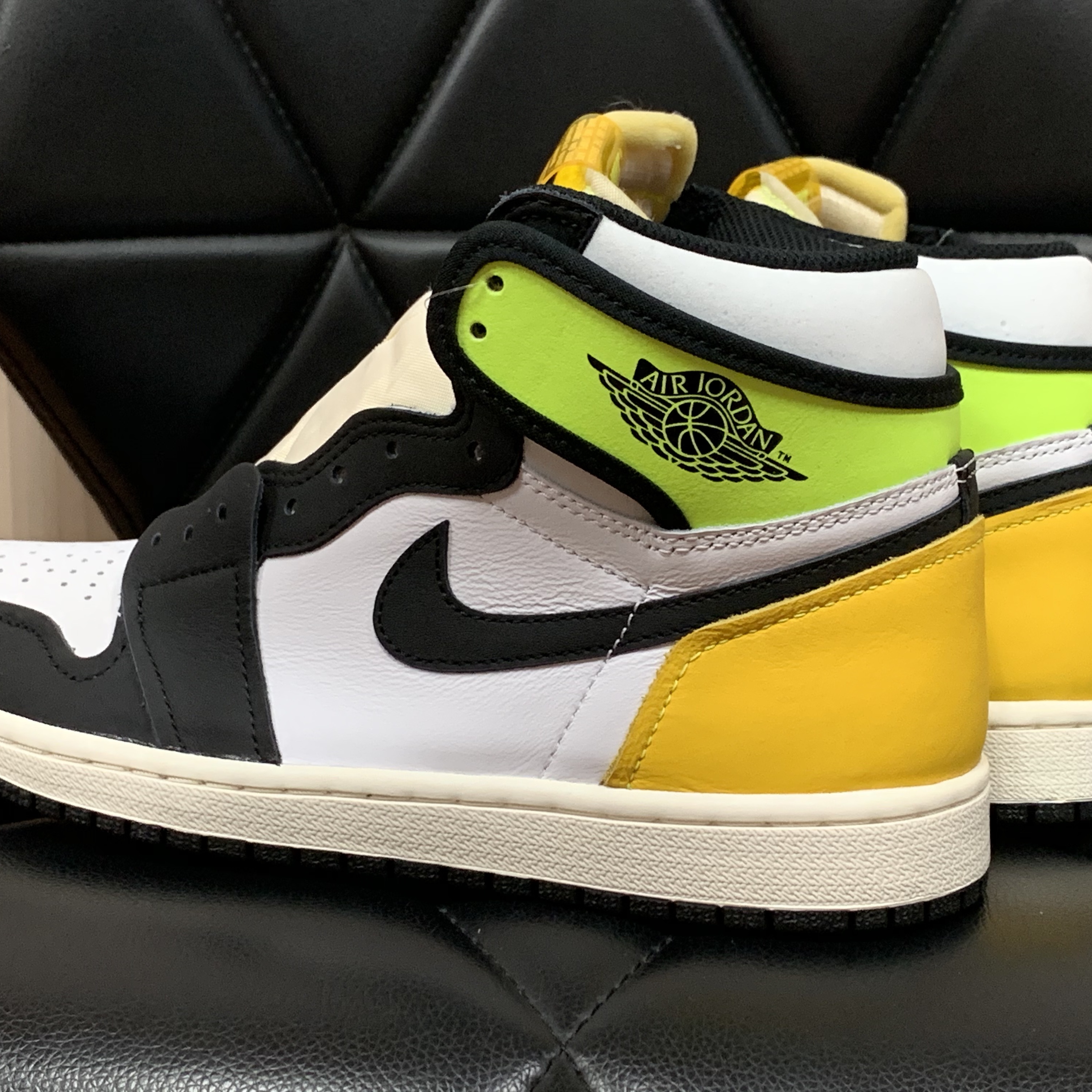 Jordan 1 Retro High OG Volt Gold 착용 스타일 - 3