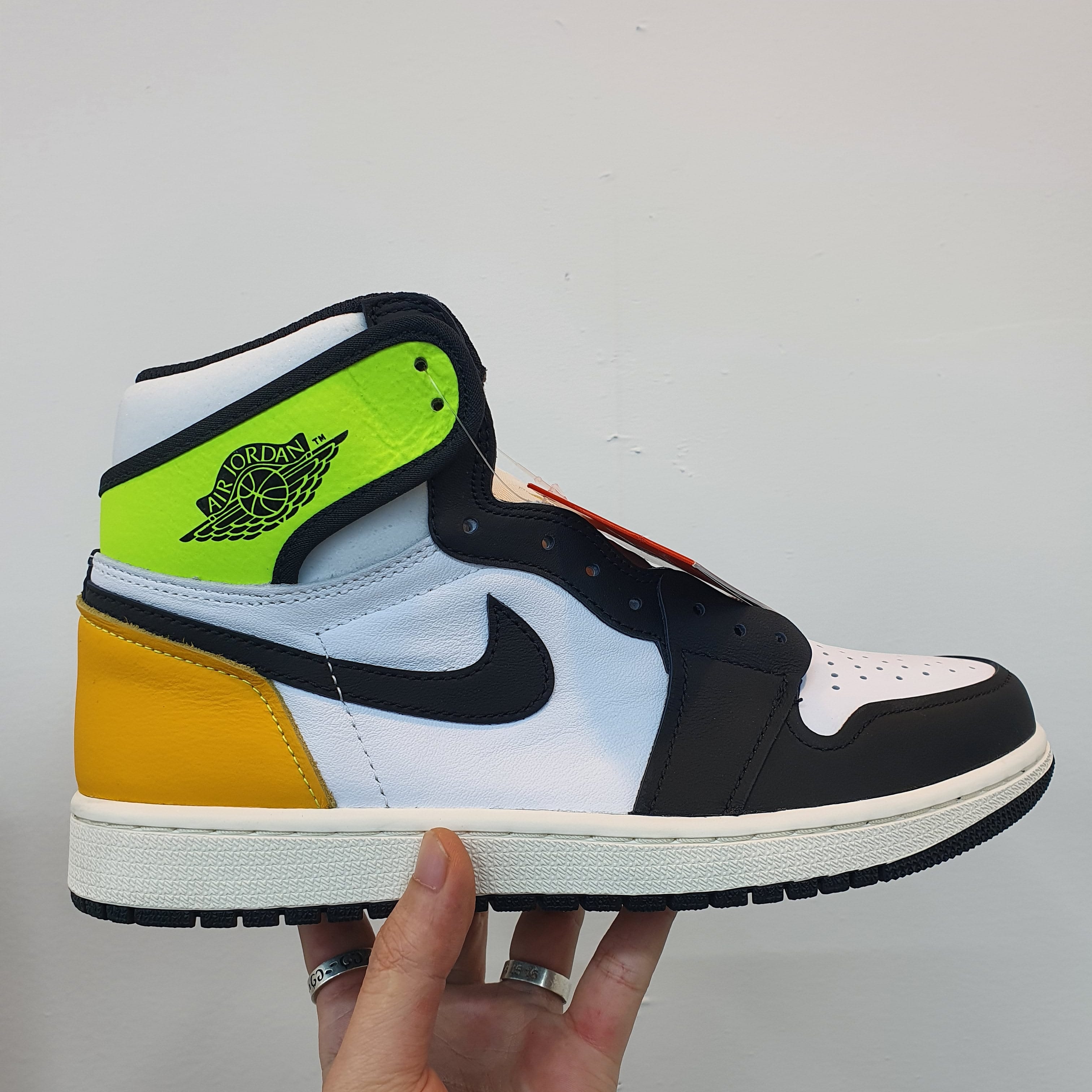 Jordan 1 Retro High OG Volt Gold 착용 스타일