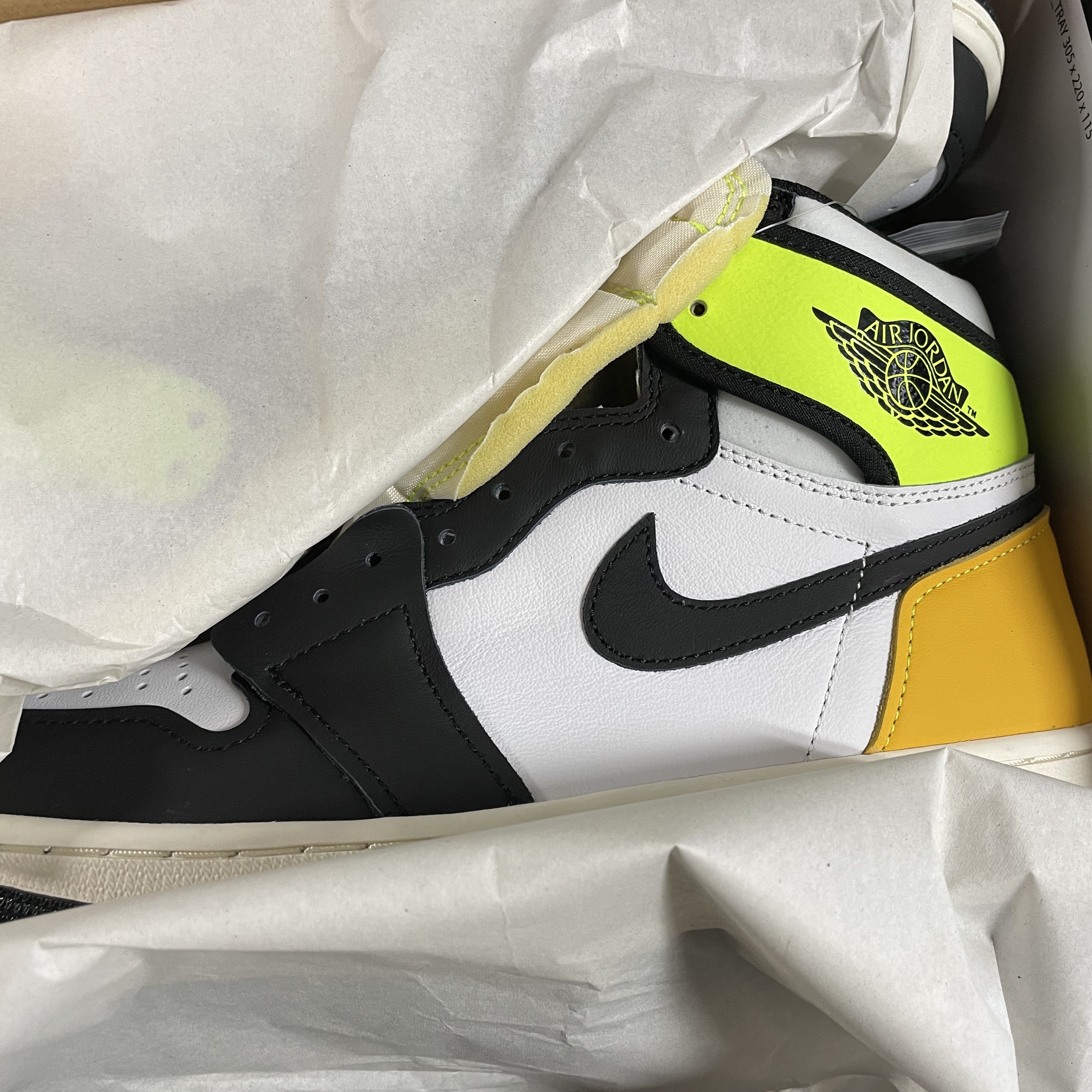 Jordan 1 Retro High OG Volt Gold 착용 스타일 - 2