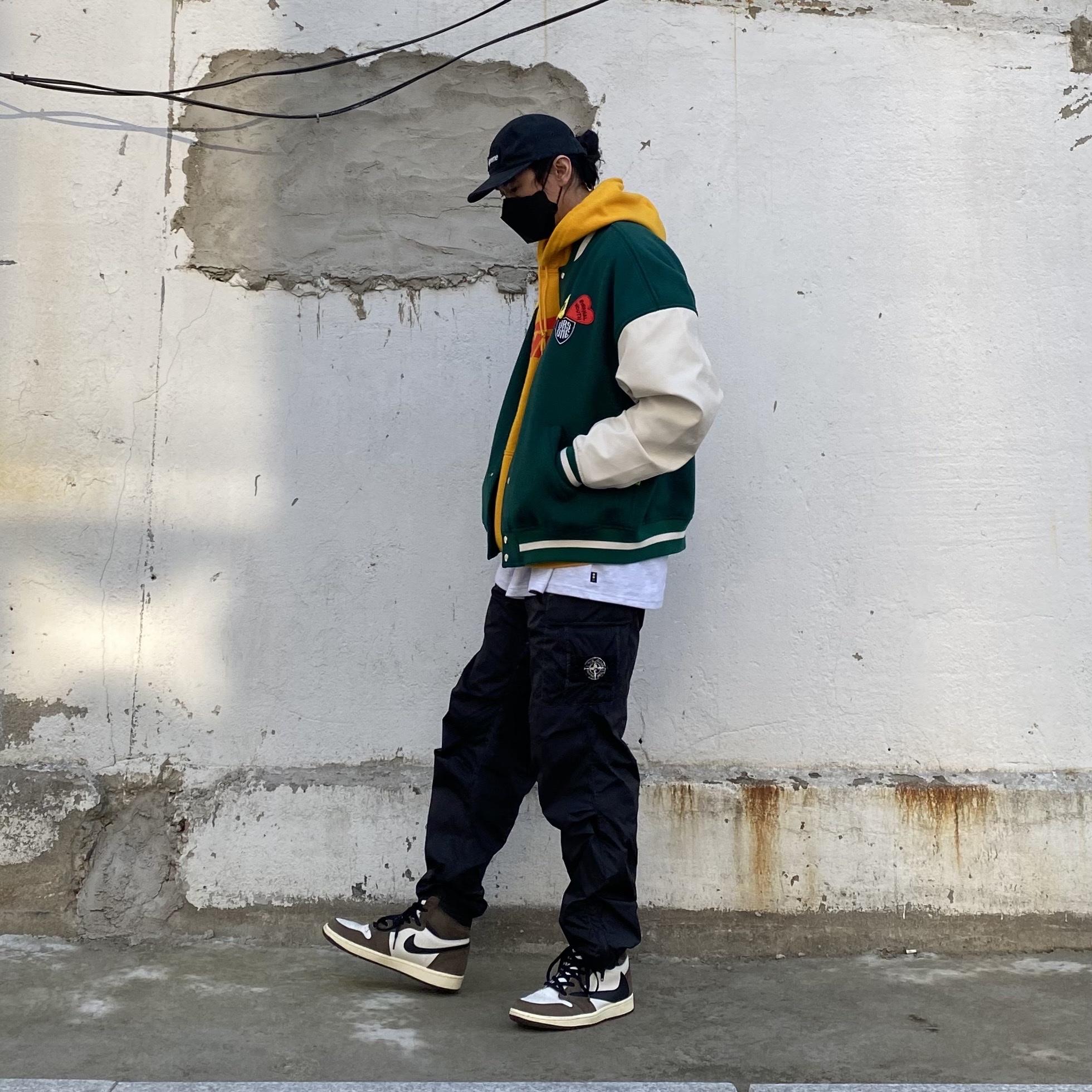 Jordan 1 x Travis Scott Retro High OG SP Mocha, Supreme x Stone Island Painted Camo Nylon Cargo Pants Black - 20FW 착용 스타일 - 2