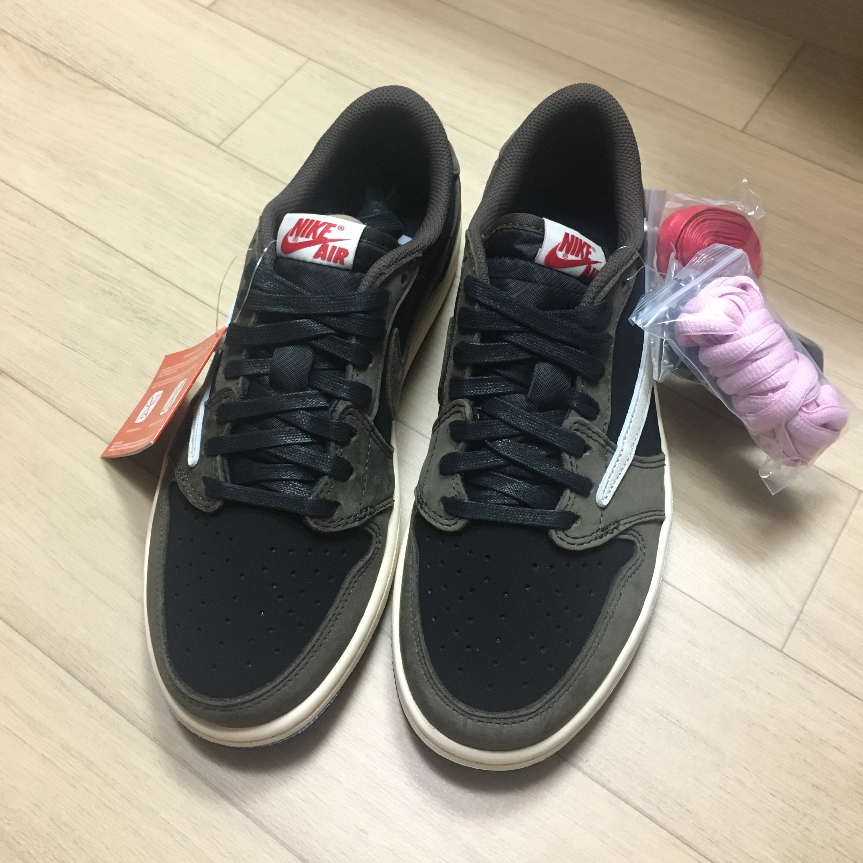 Jordan 1 x Travis Scott Retro Low OG SP Mocha 착용 스타일 - 1