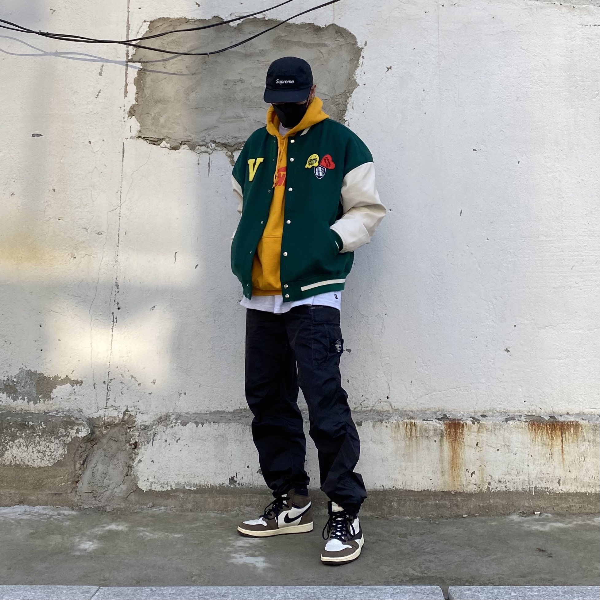 Jordan 1 x Travis Scott Retro High OG SP Mocha, Supreme x Stone Island Painted Camo Nylon Cargo Pants Black - 20FW 착용 스타일 - 1