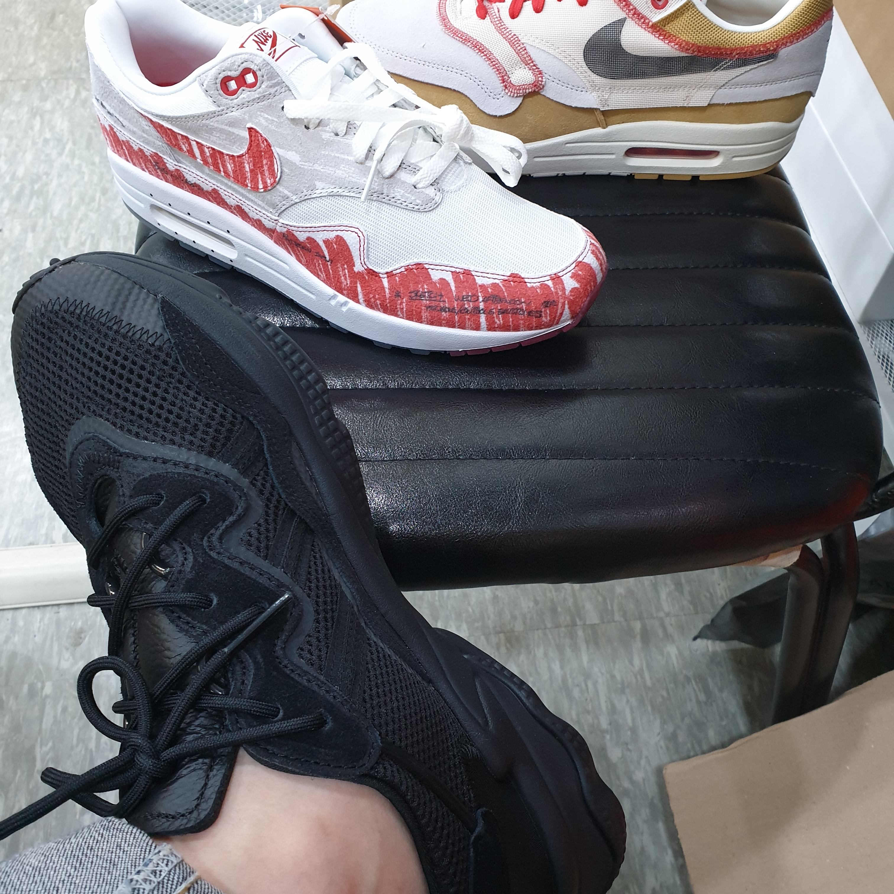 Adidas Ozweego Core Black, Nike Air Max 1 Tinker Sketch to Shelf 착용 스타일 - 1