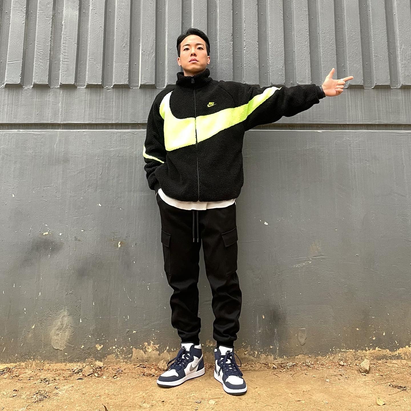 Jordan 1 Retro High OG CO.JP Midnight Navy, Nike Big Swoosh Full Zip Jacket Black Volt 착용 스타일 - 3