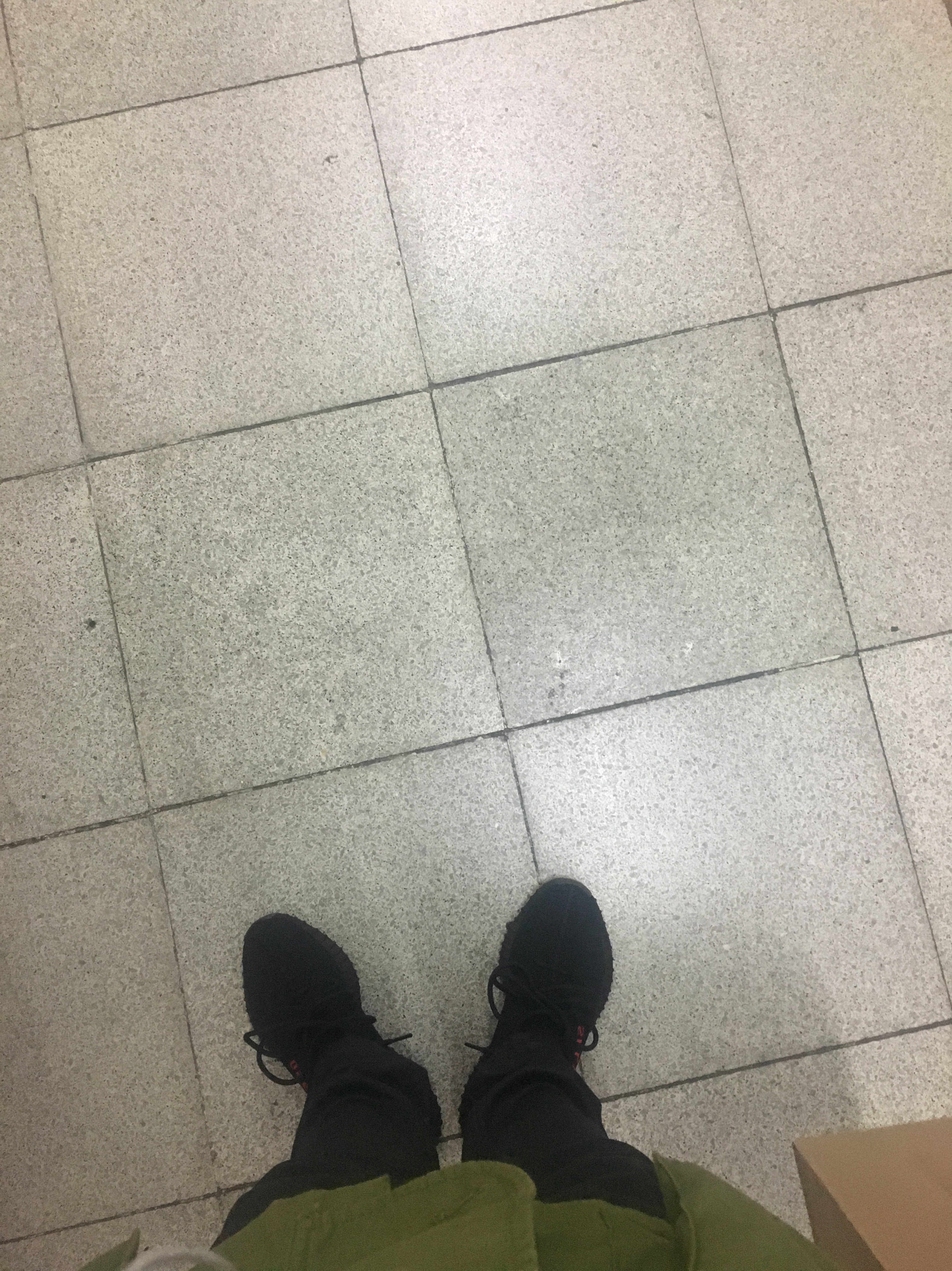Adidas Yeezy Boost 350 V2 Black Red 2020 착용 스타일