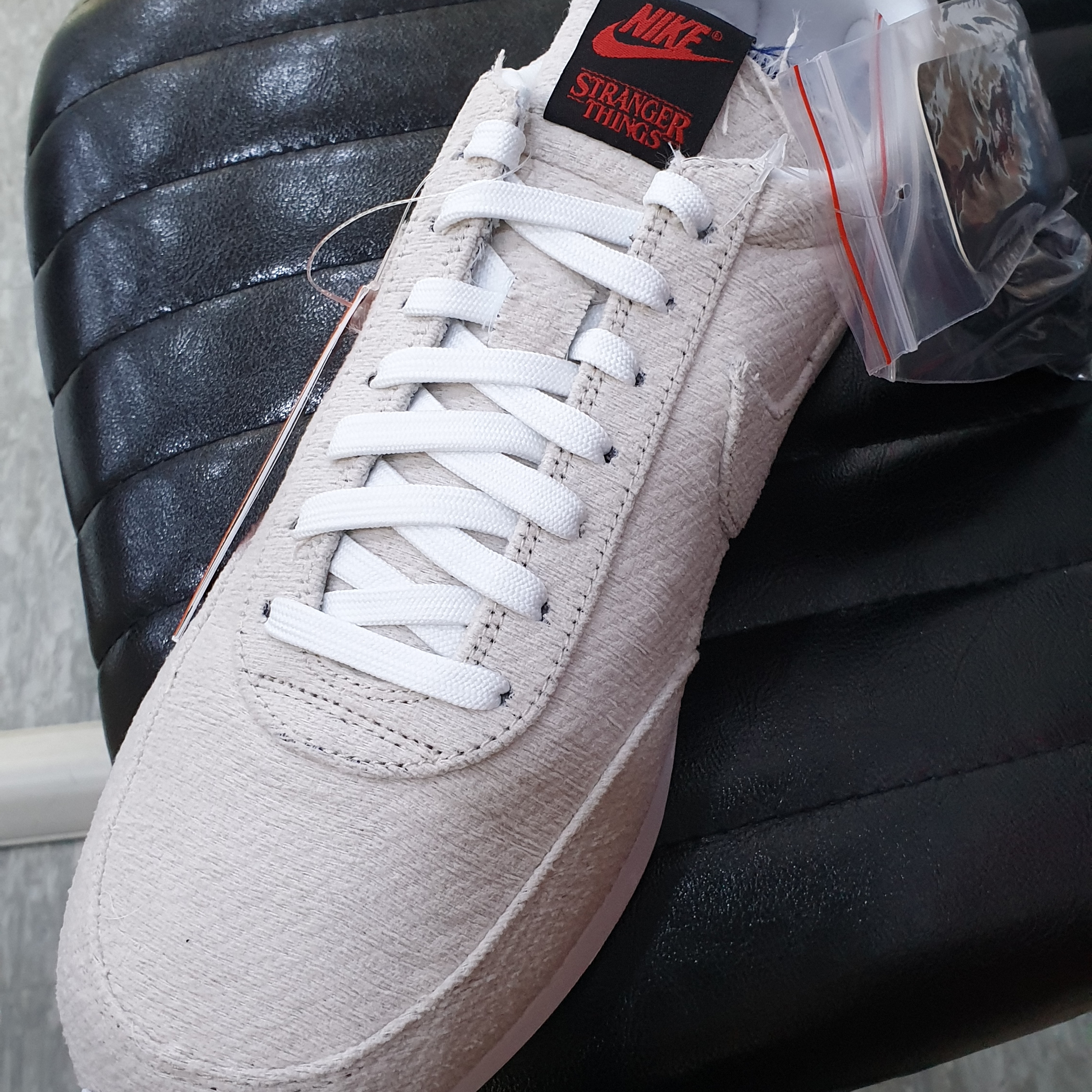 Nike x Stranger Things Air Tailwind 79 Sail Upside Down Pack 착용 스타일 - 2