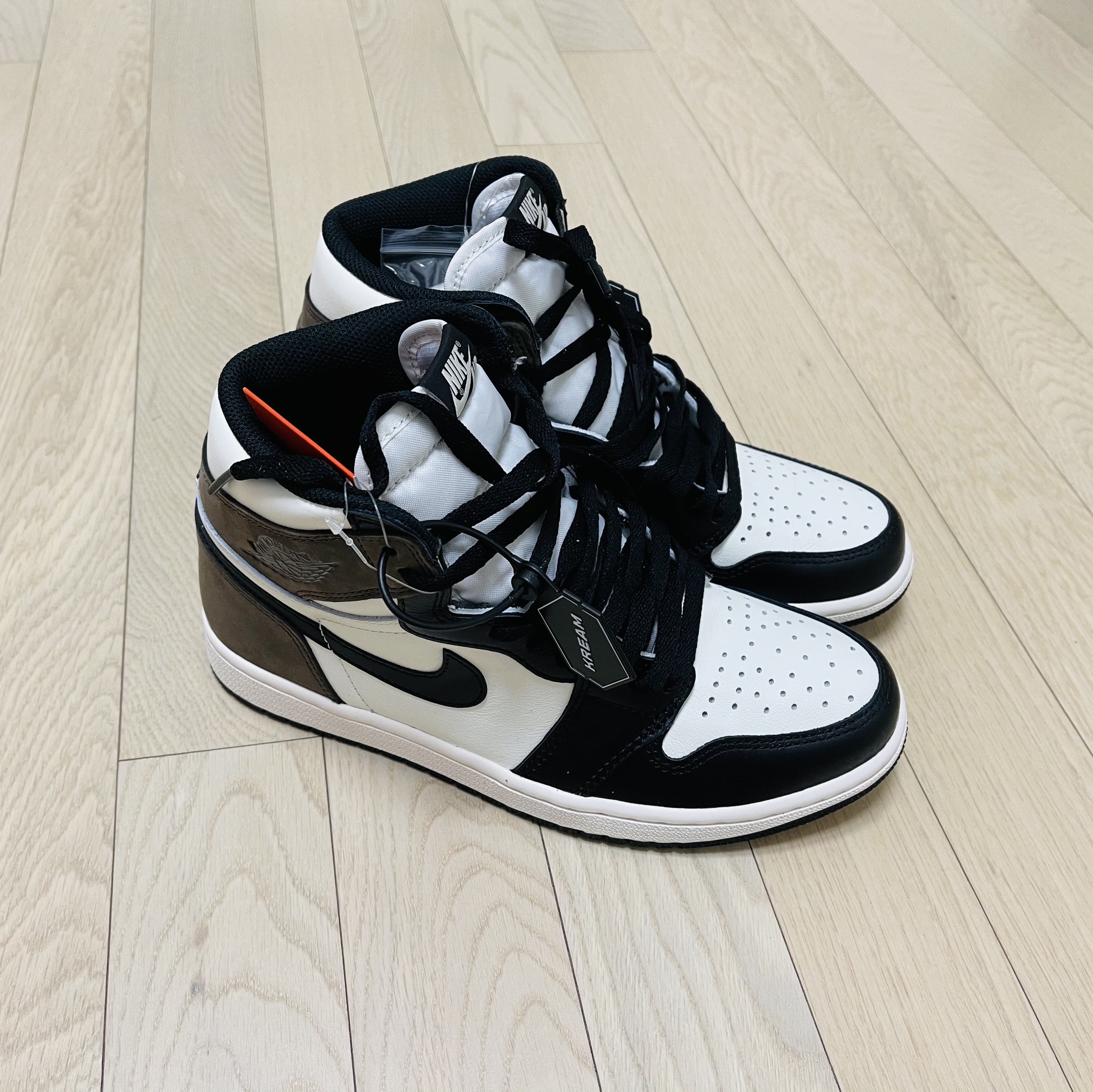 Jordan 1 Retro High OG Black Mocha 착용 스타일 - 2