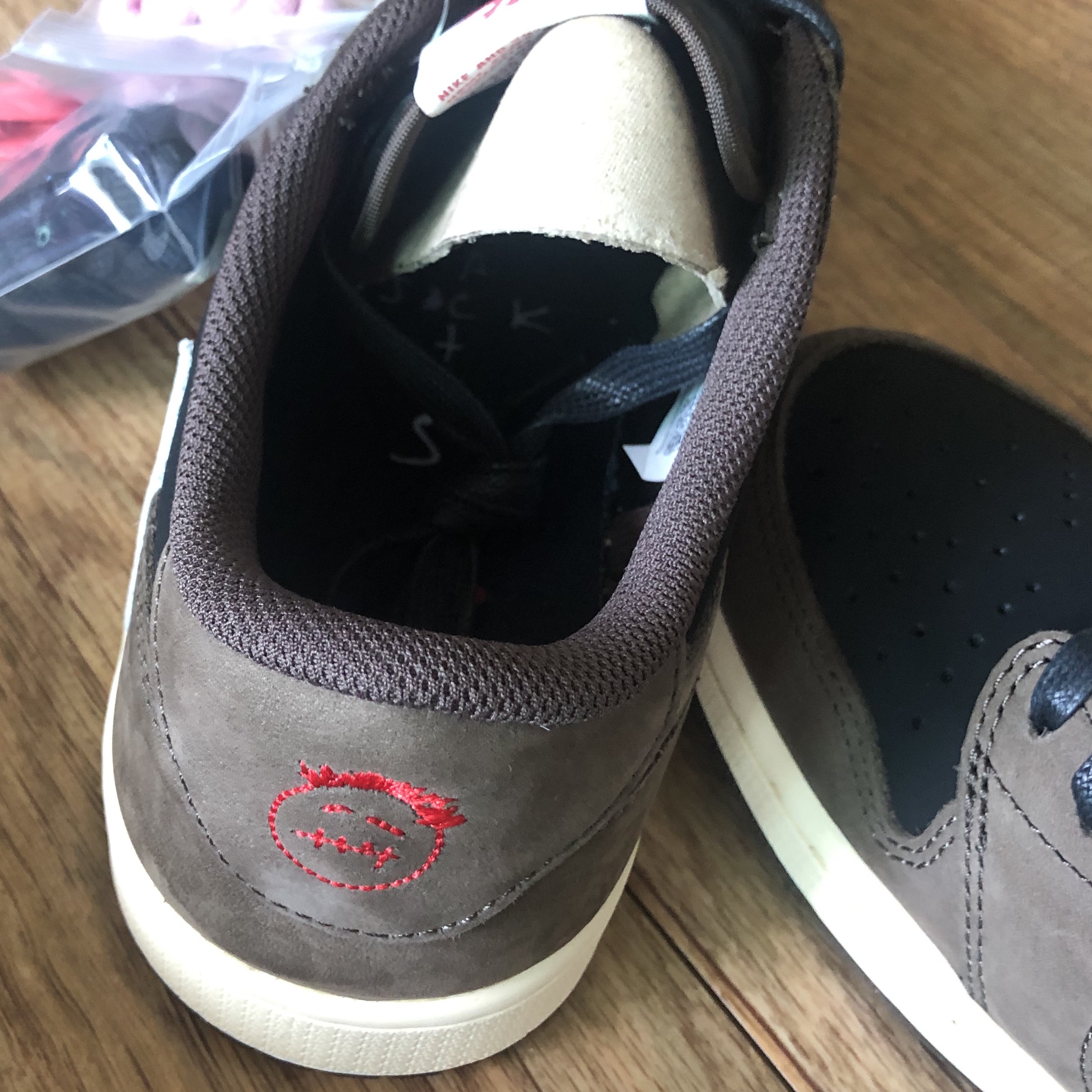 Jordan 1 x Travis Scott Retro Low OG SP Mocha 착용 스타일 - 3