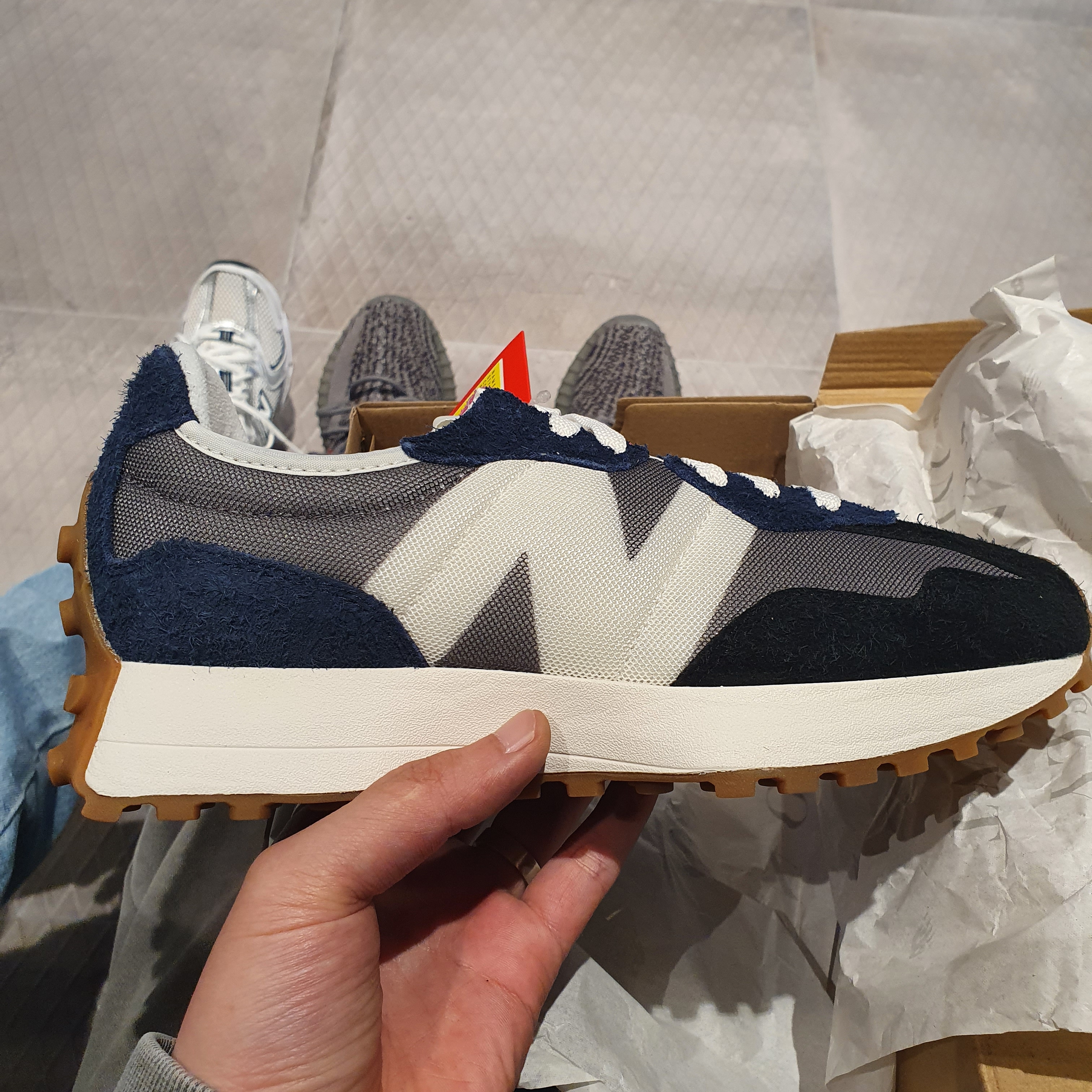 New Balance 327 Castlerock 착용 스타일