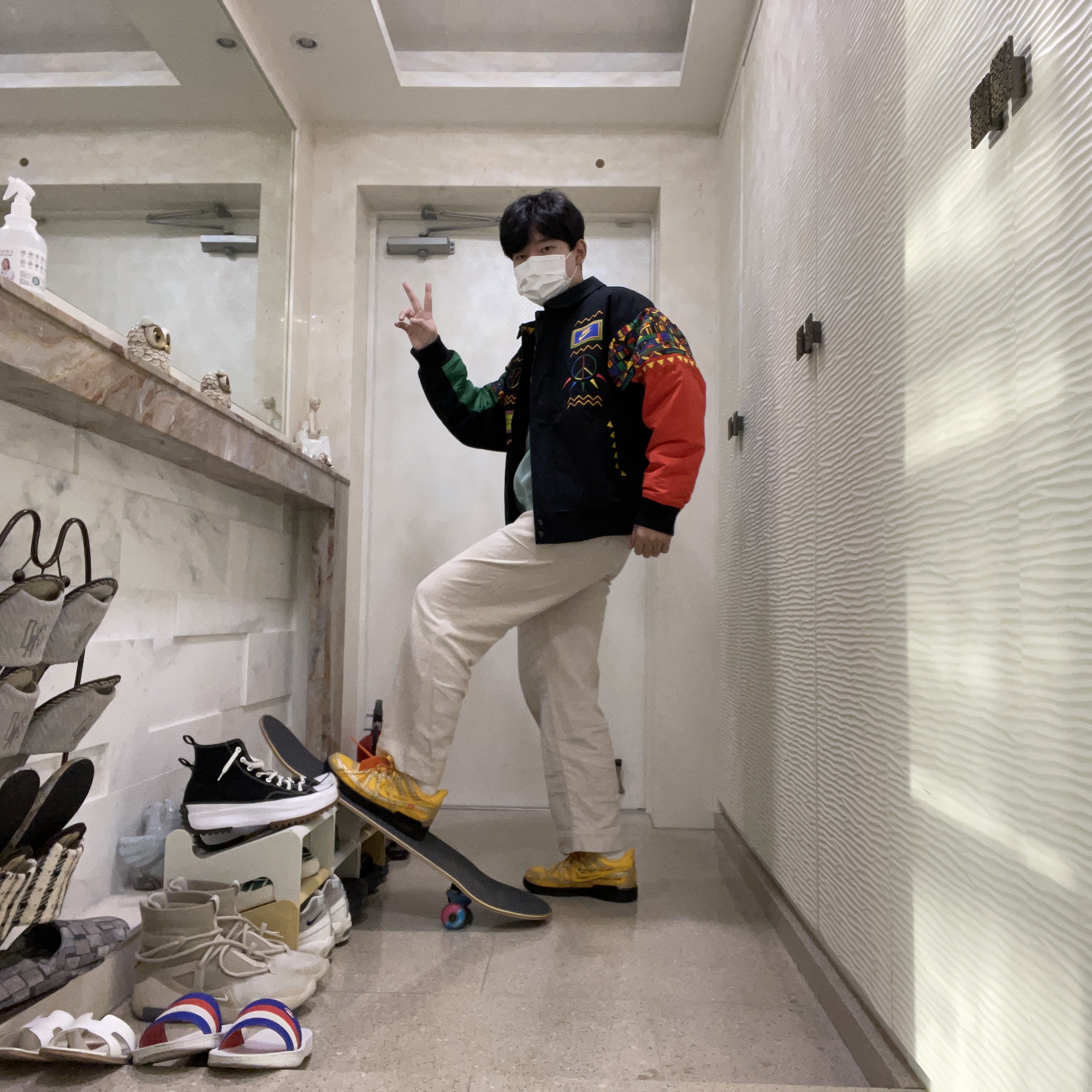 Converse Run Star Hike Hi Black White Gum, Nike x Off-White Air Rubber Dunk University Gold 착용 스타일