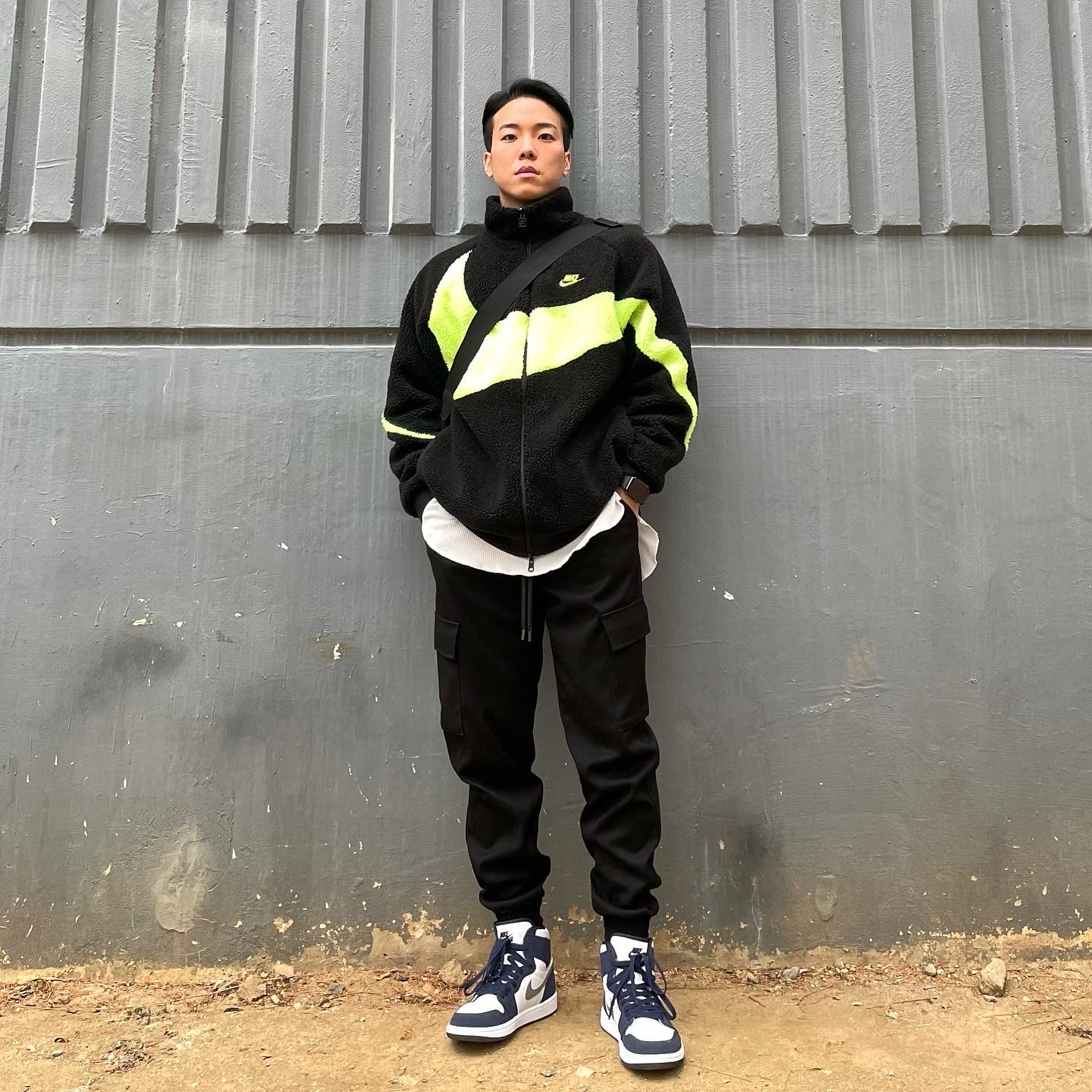 Jordan 1 Retro High OG CO.JP Midnight Navy, Nike Big Swoosh Full Zip Jacket Black Volt 착용 스타일 - 4