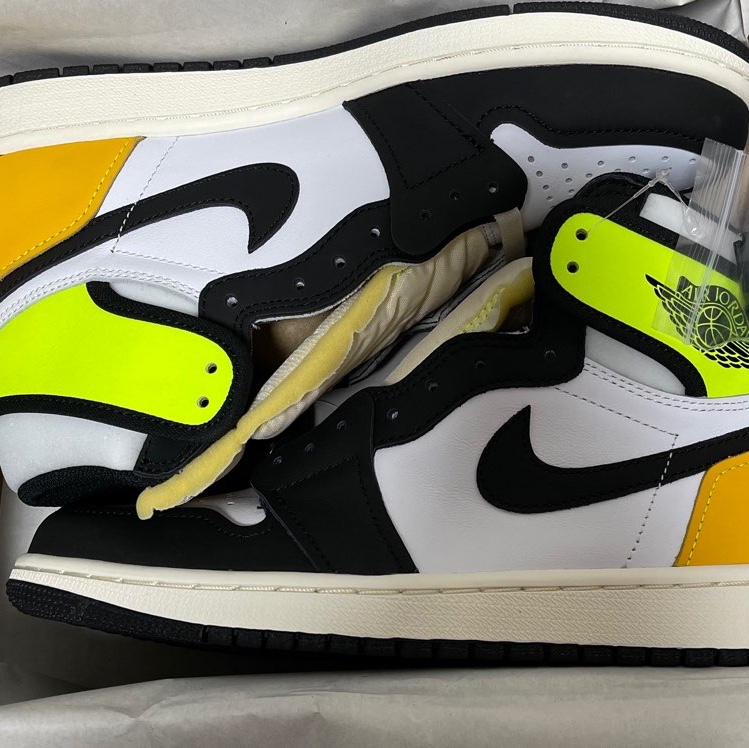 Jordan 1 Retro High OG Volt Gold 착용 스타일 - 1