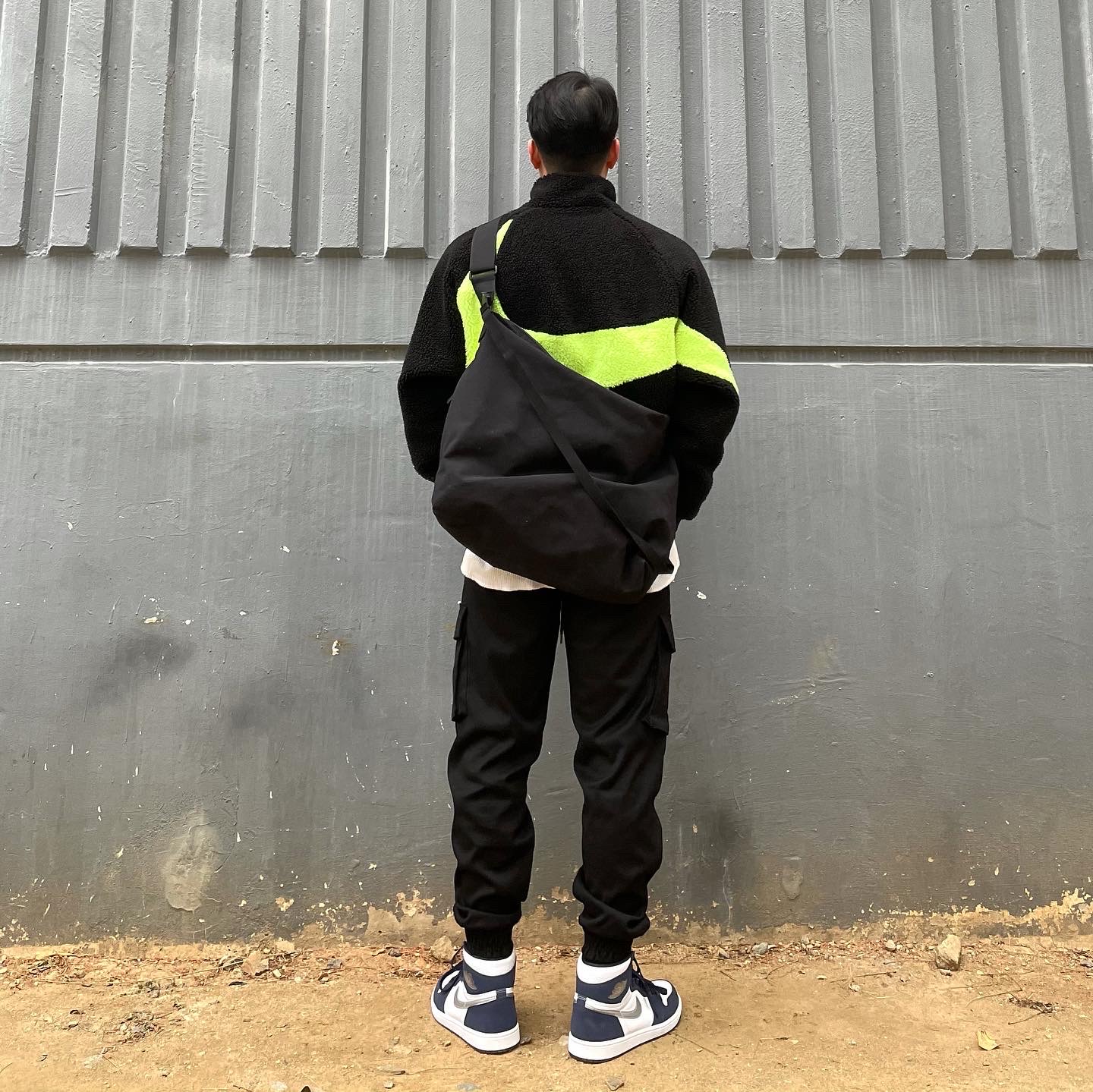 Jordan 1 Retro High OG CO.JP Midnight Navy, Nike Big Swoosh Full Zip Jacket Black Volt 착용 스타일 - 5
