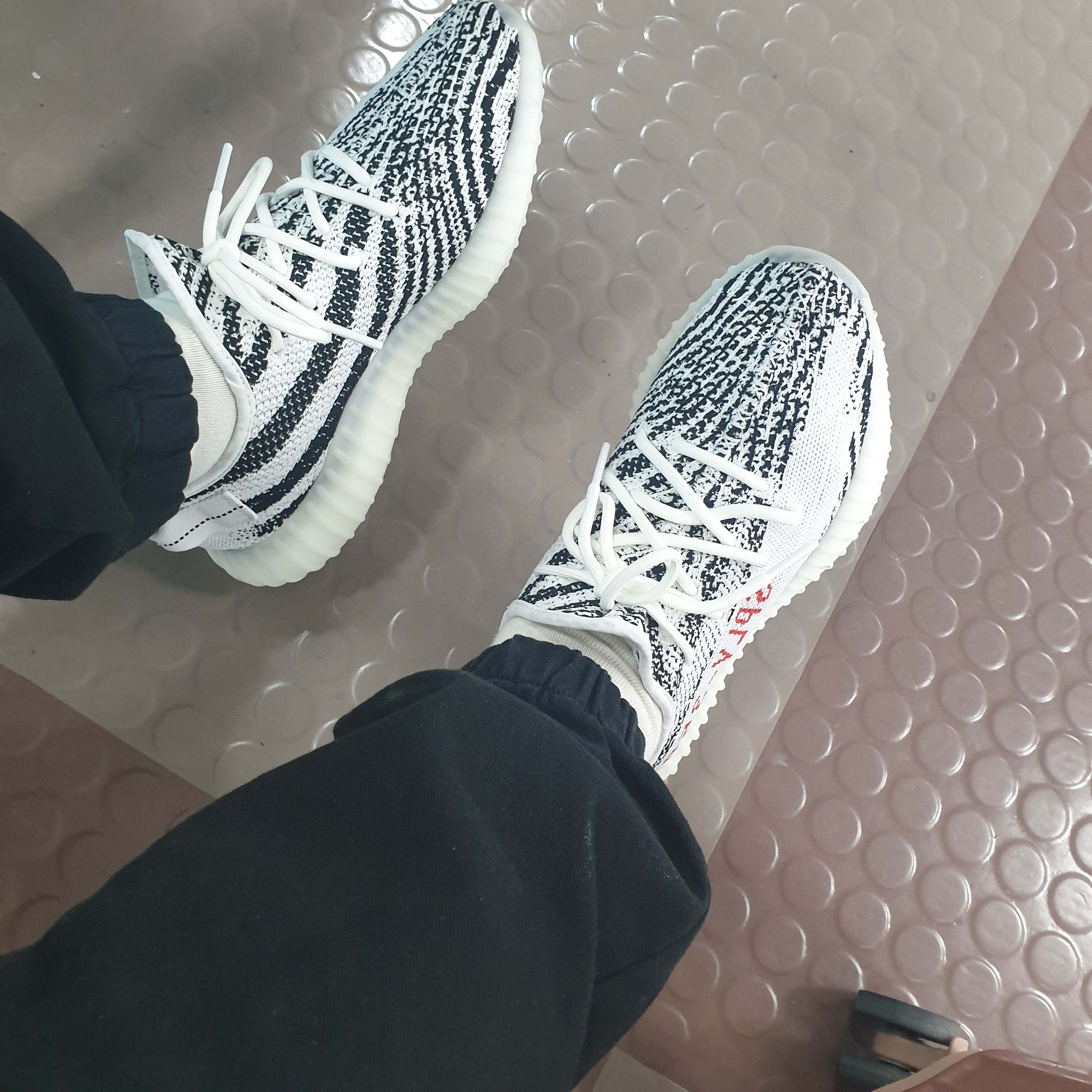 Adidas Yeezy Boost 350 V2 Zebra 2017/2019/2020 착용 스타일