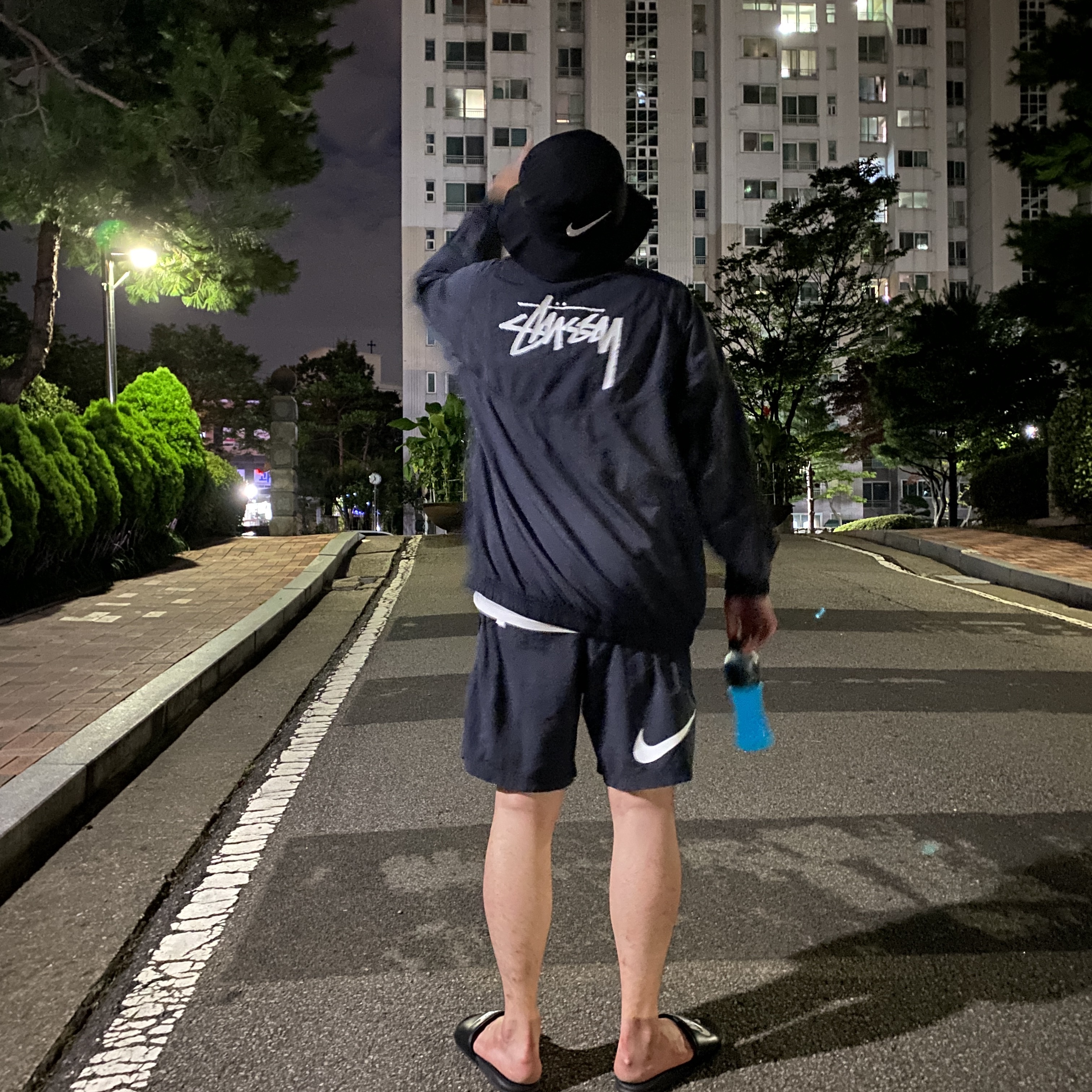 Nike x Stussy Windrunner Jacket Off Noir, Nike x Stussy Bucket Hat Black 착용 스타일