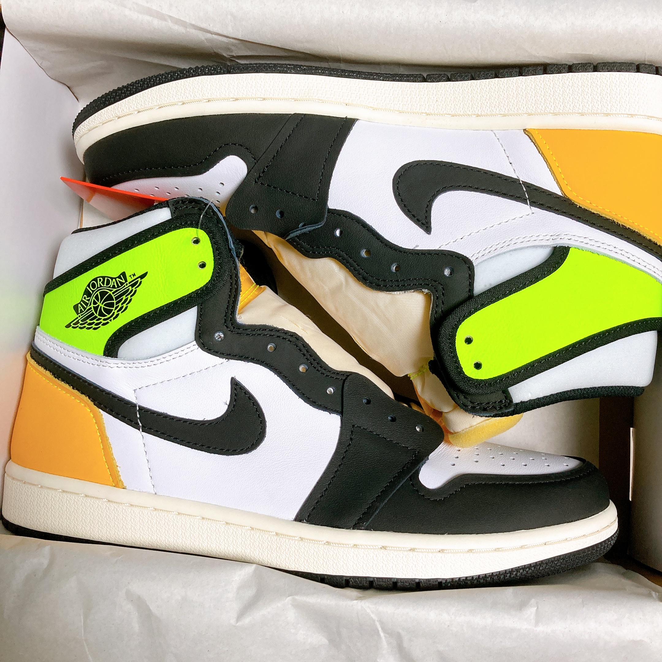 Jordan 1 Retro High OG Volt Gold 착용 스타일 - 1