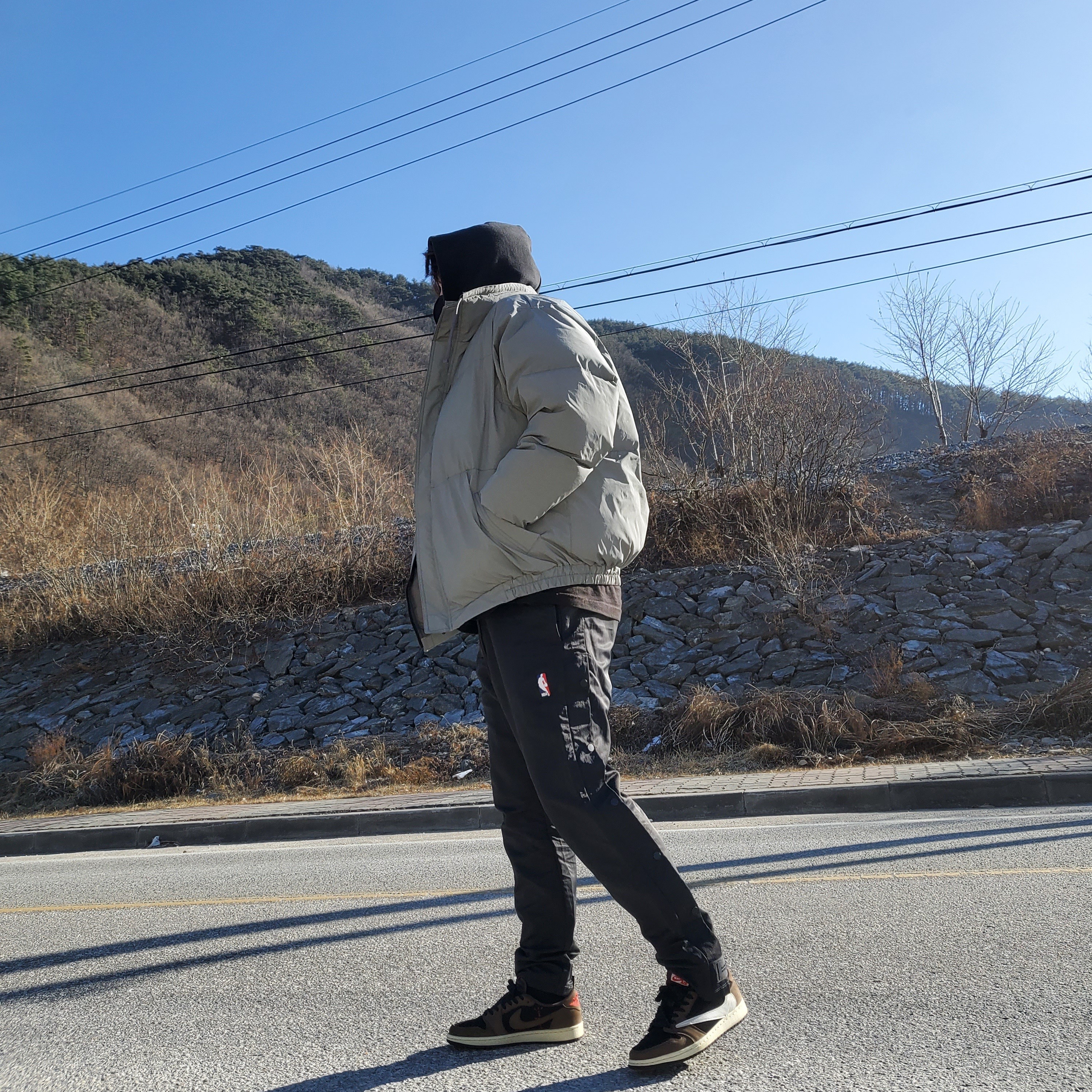 Essentials 3D Silicon Applique Pullover Hoodie Dark Slate/Black 2020, Nike x Fear of God Warm Up Pants Off Noir 착용 스타일 - 3