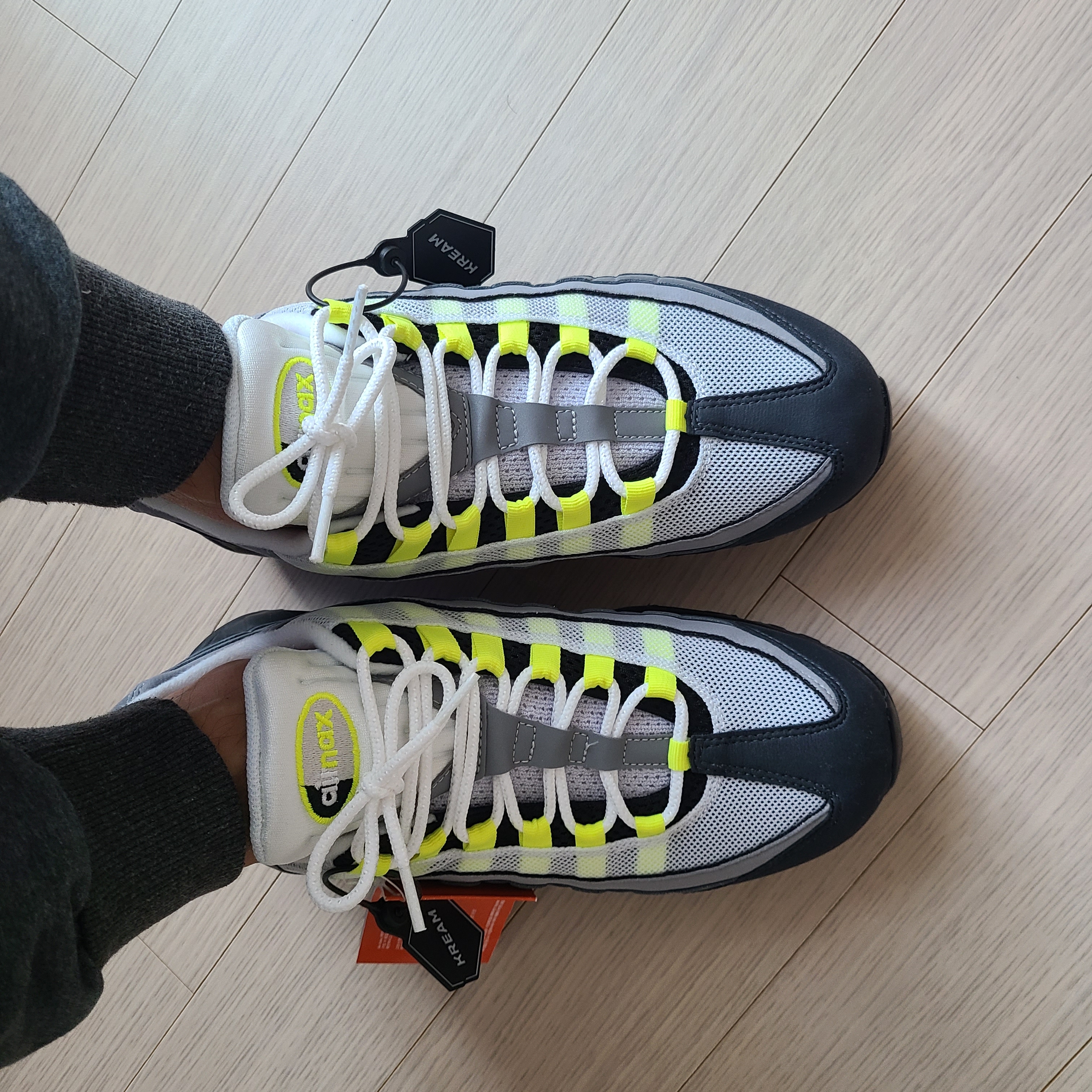 Nike Air Max 95 OG Neon Yellow 2020 착용 스타일 - 2