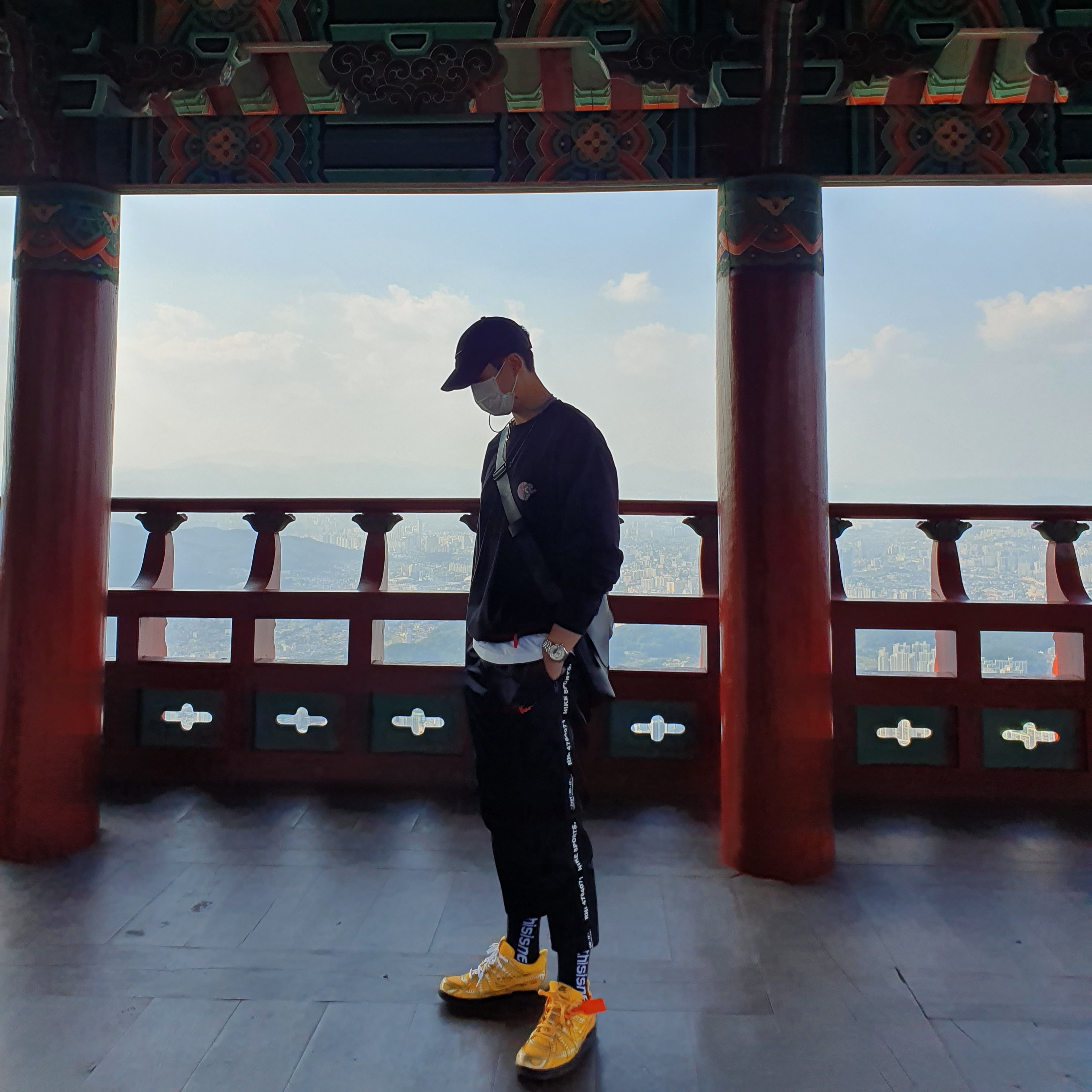 Nike x Off-White Air Rubber Dunk University Gold 착용 스타일