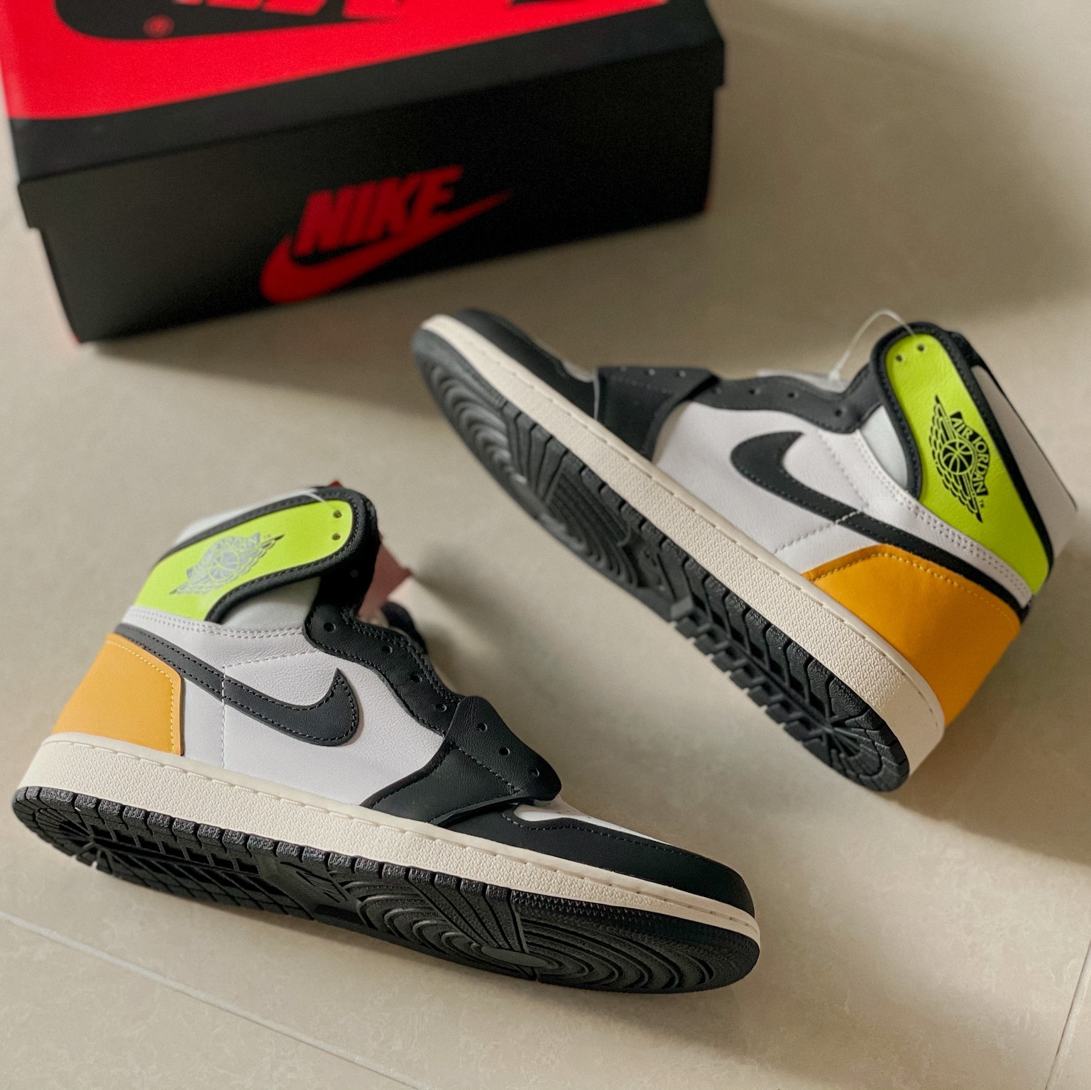 Jordan 1 Retro High OG Volt Gold 착용 스타일