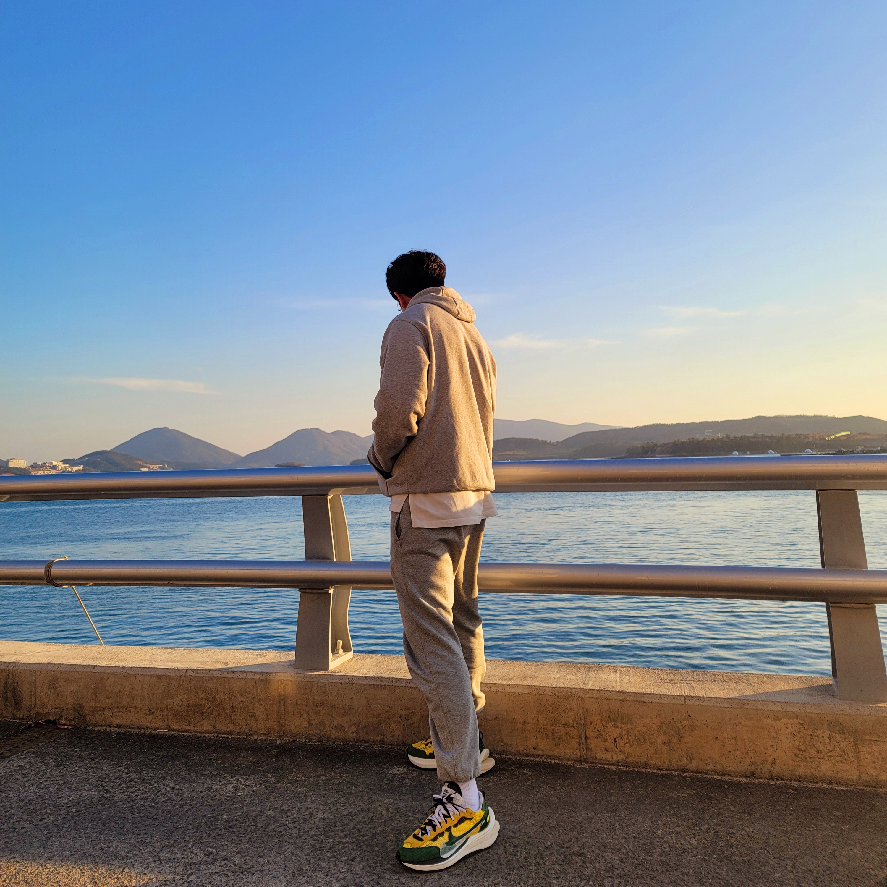 Nike x Sacai VaporWaffle Tour Yellow & Gorge Green Sail 착용 스타일