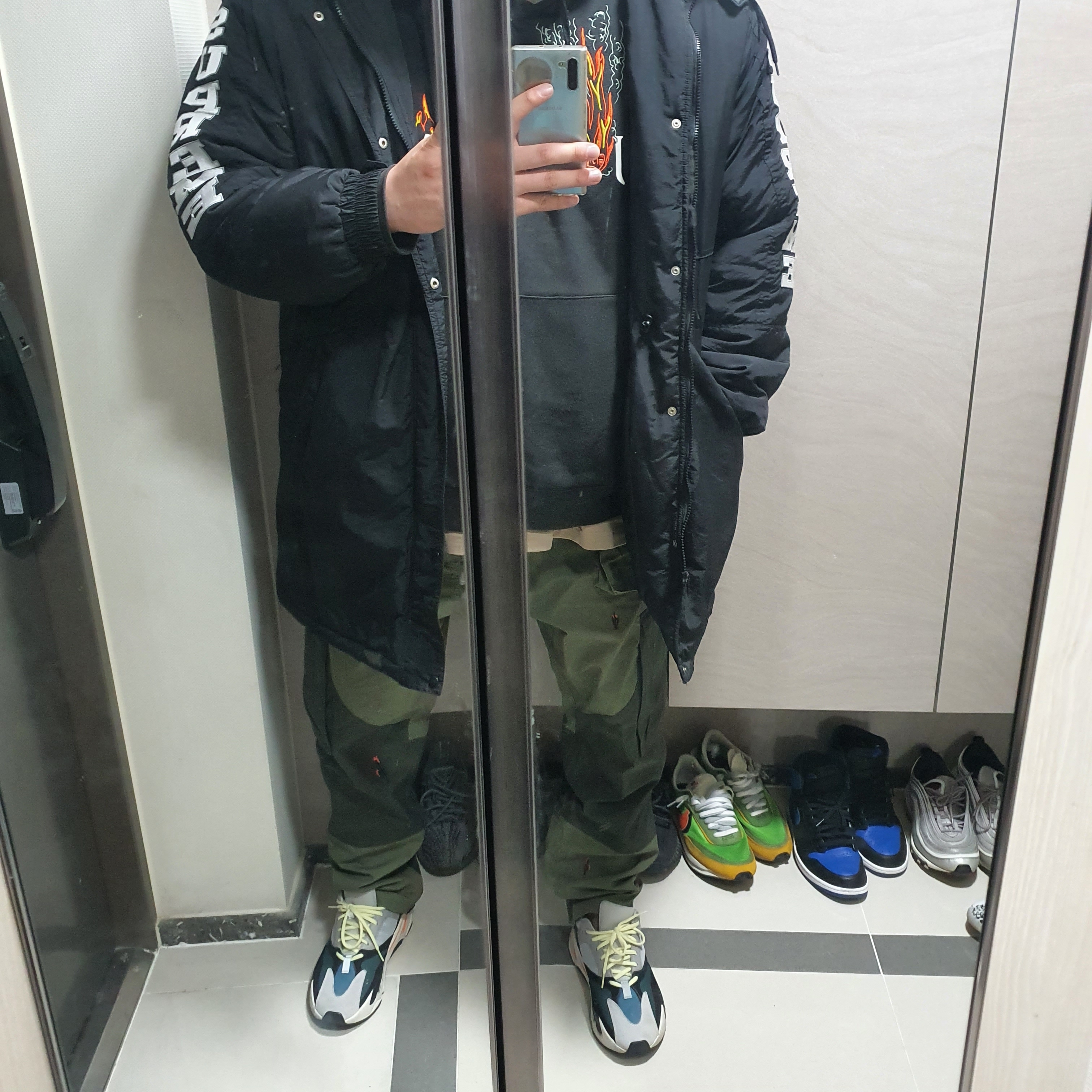Adidas Yeezy Boost 700 Wave Runner Solid Grey 2017/2019, Jordan x Travis Scott Cargo Pants Olive 착용 스타일