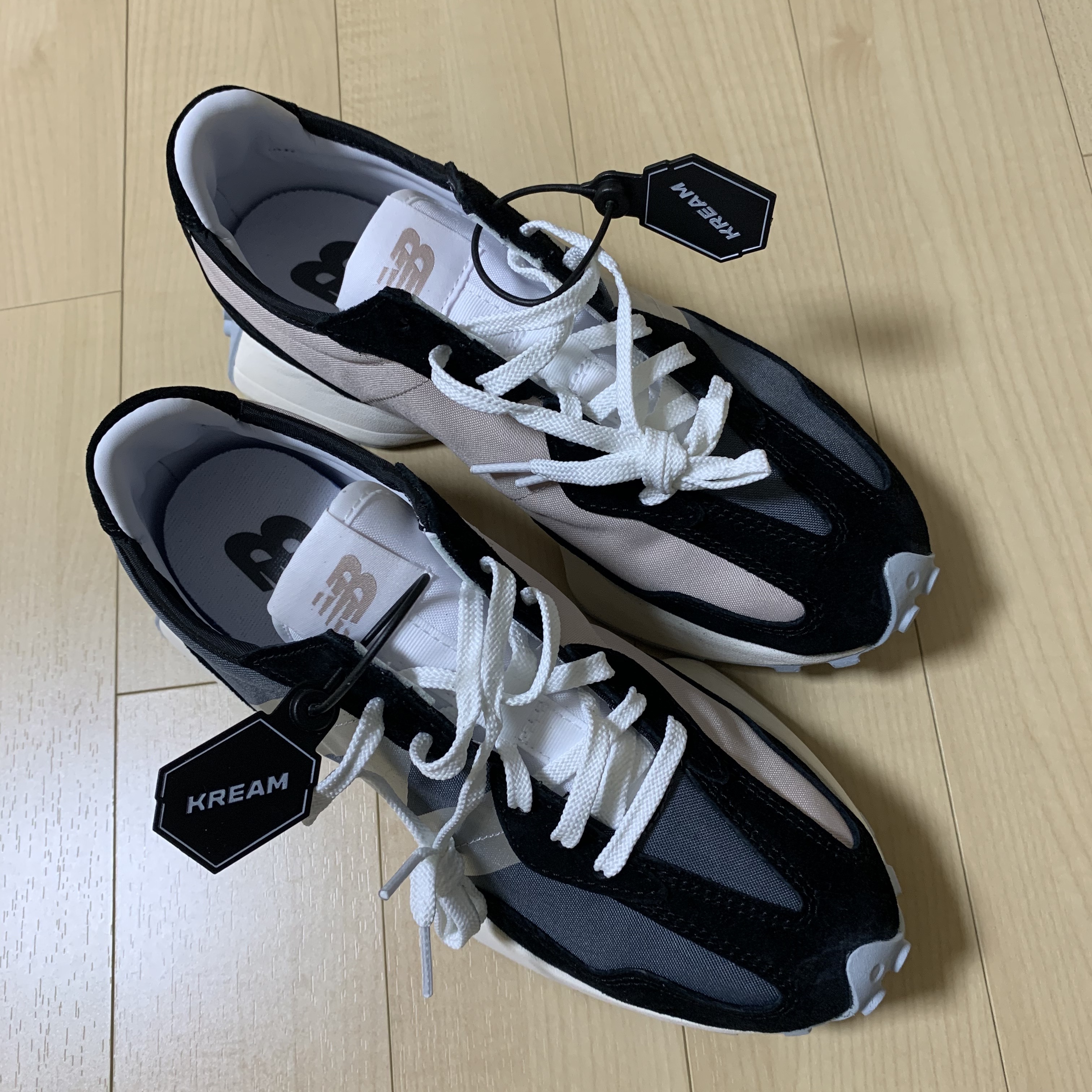 (W) New Balance 327 Black 착용 스타일