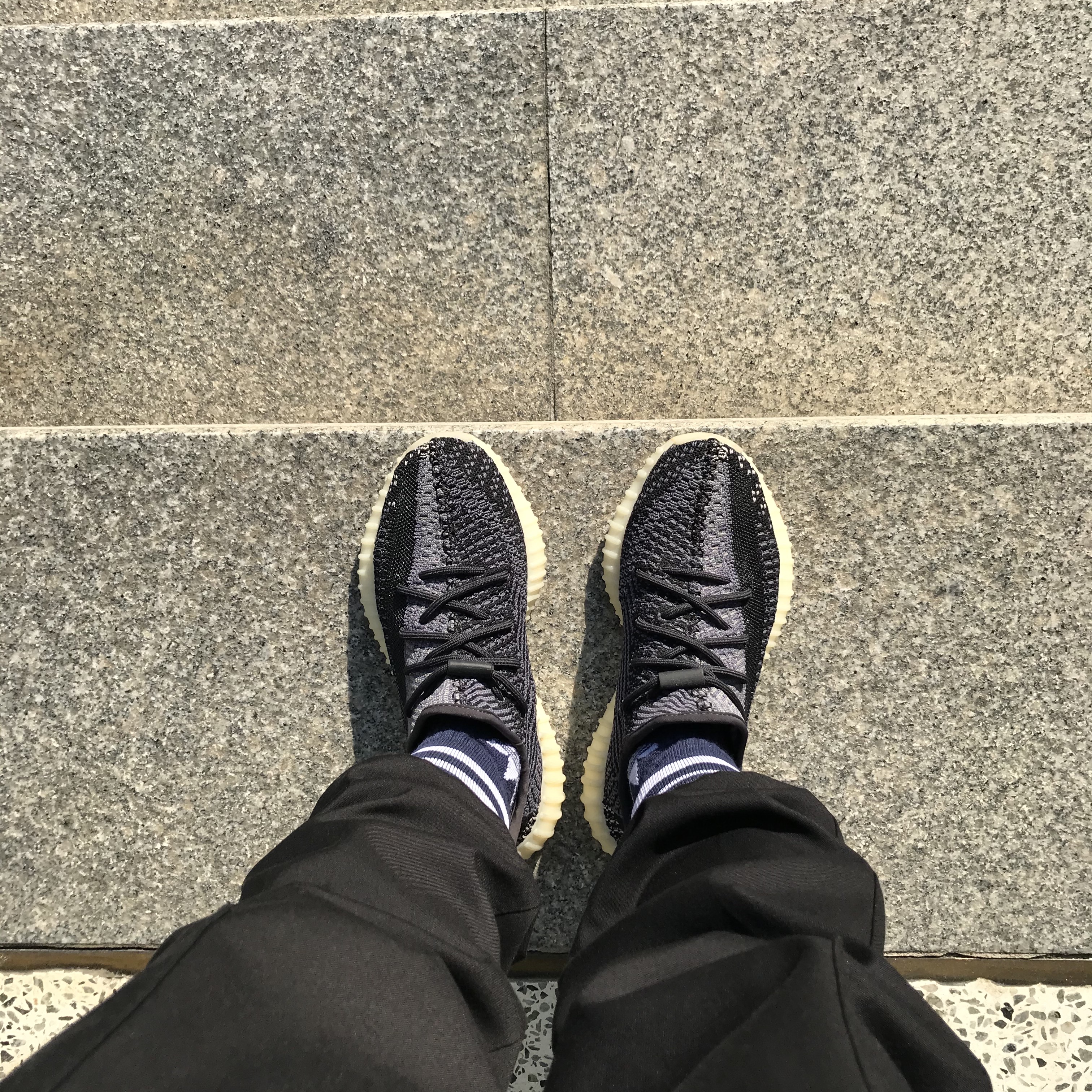 Adidas Yeezy Boost 350 V2 Carbon 착용 스타일