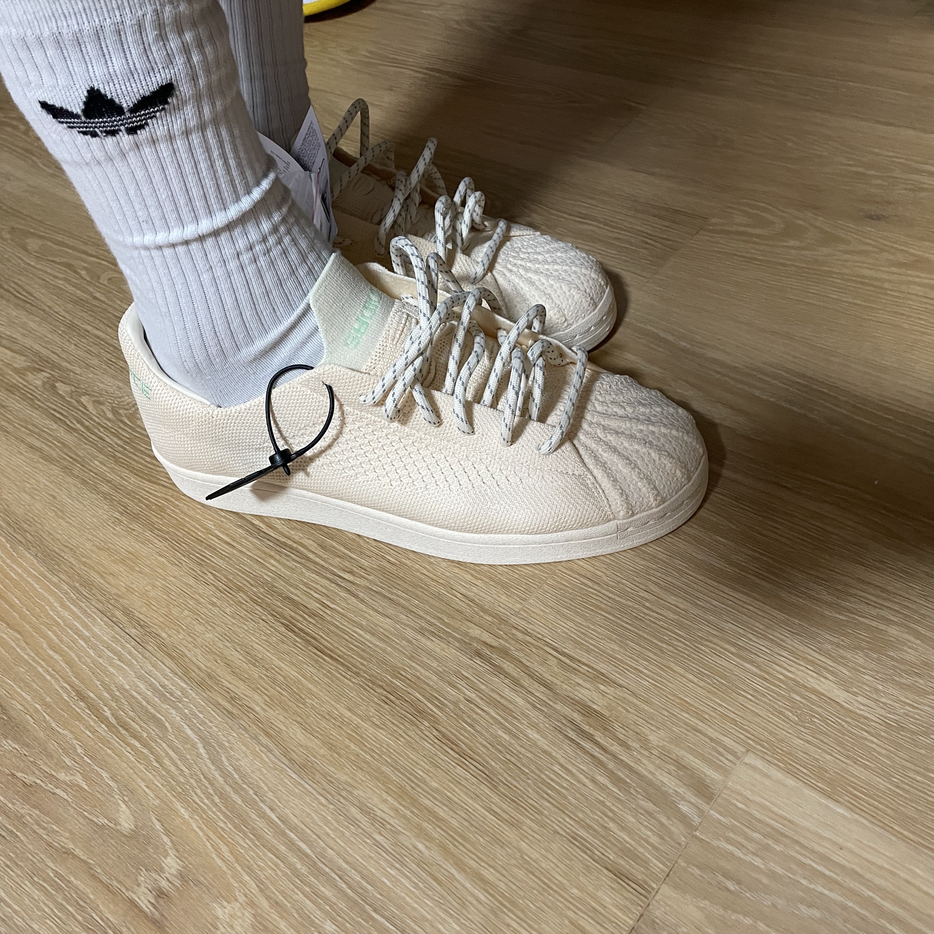 Adidas x Pharrell Williams Superstar Primeknit Cream 착용 스타일 - 2