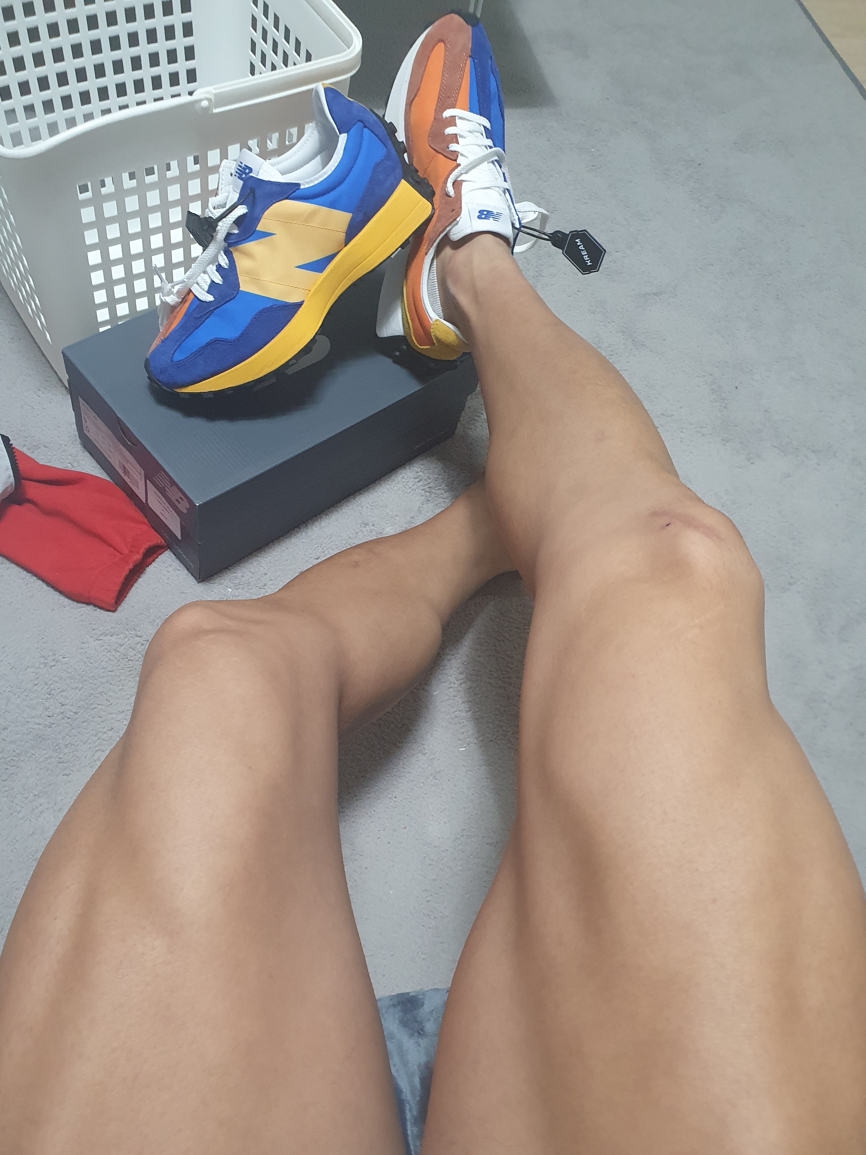 New Balance 327 Blue Orange 착용 스타일 - 2
