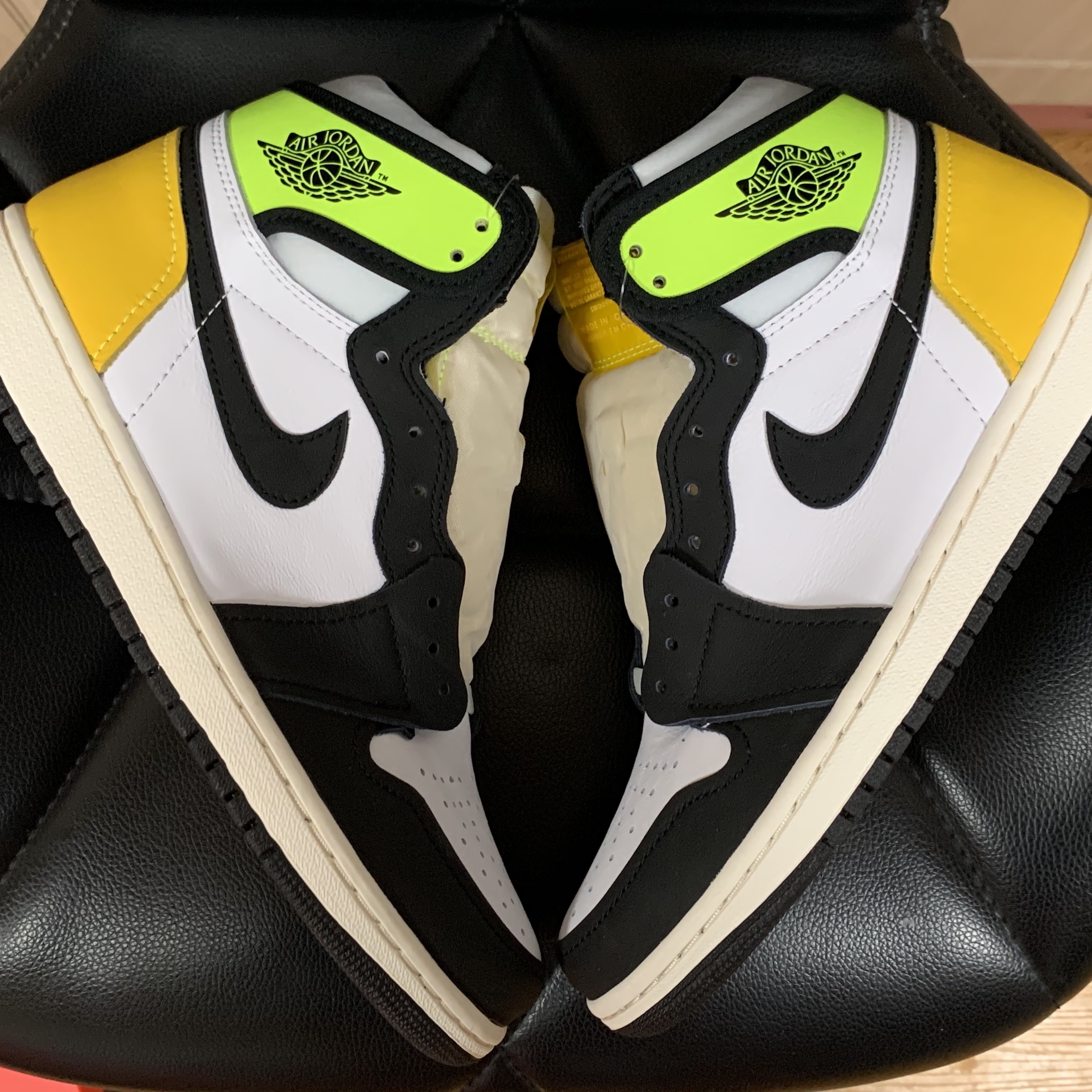 Jordan 1 Retro High OG Volt Gold 착용 스타일 - 2