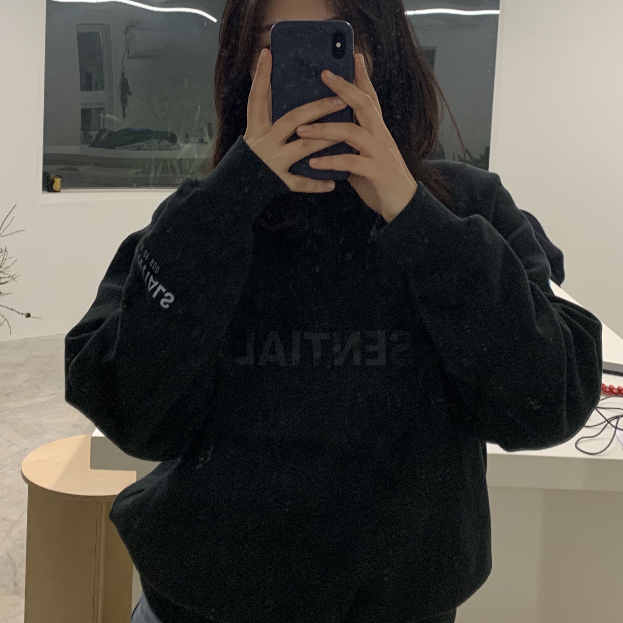 Essentials 3D Silicon Applique Crewneck Dark Slate/Black 2020 착용 스타일