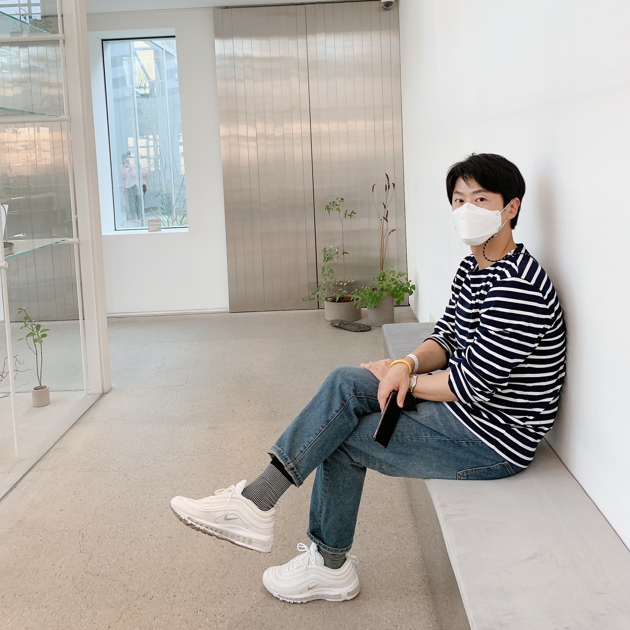 Nike Air Max 97 Triple White Wolf Grey 착용 스타일