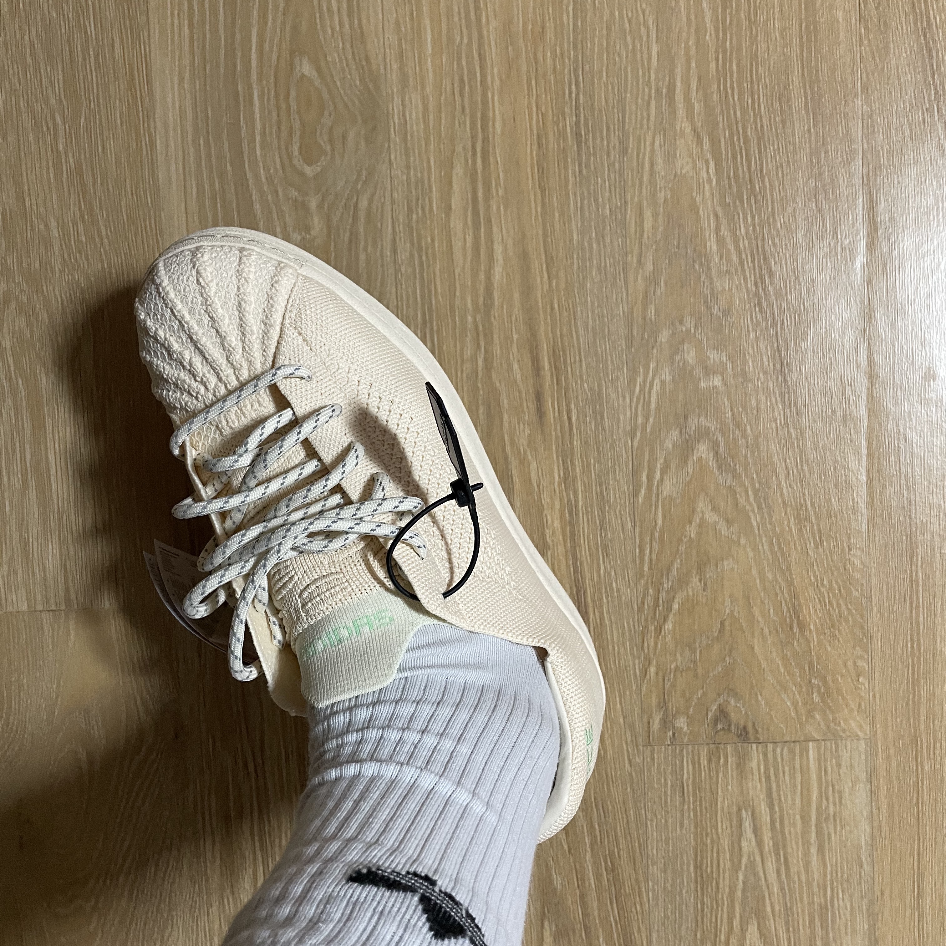 Adidas x Pharrell Williams Superstar Primeknit Cream 착용 스타일 - 1