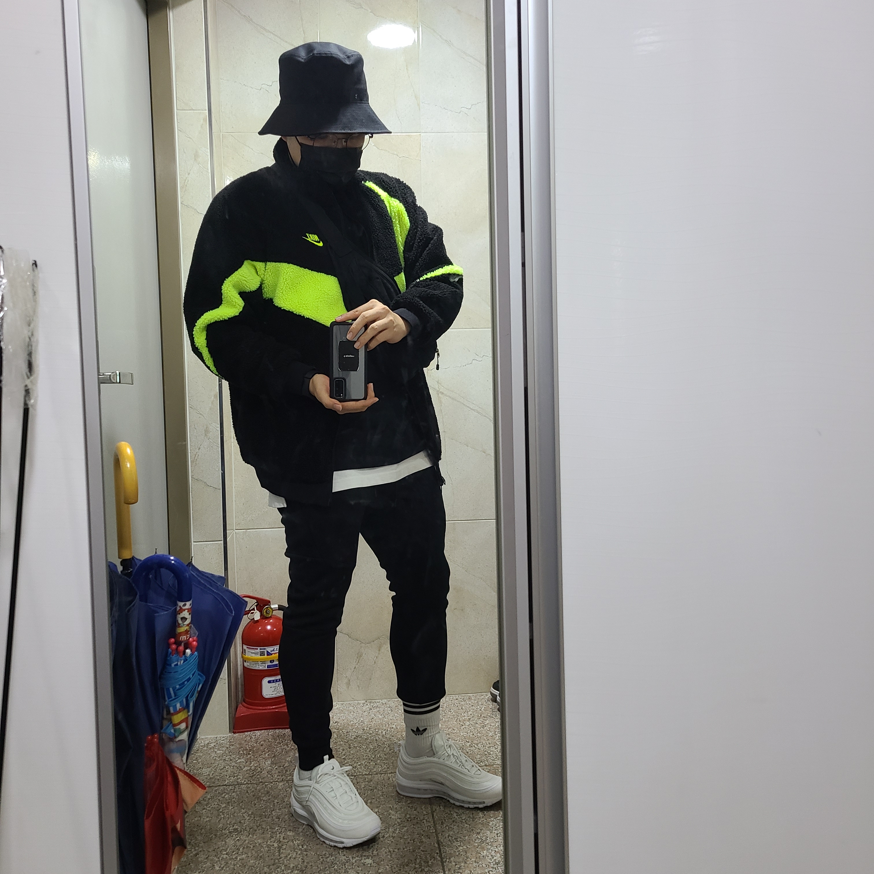 Nike Big Swoosh Full Zip Jacket Black Volt 착용 스타일
