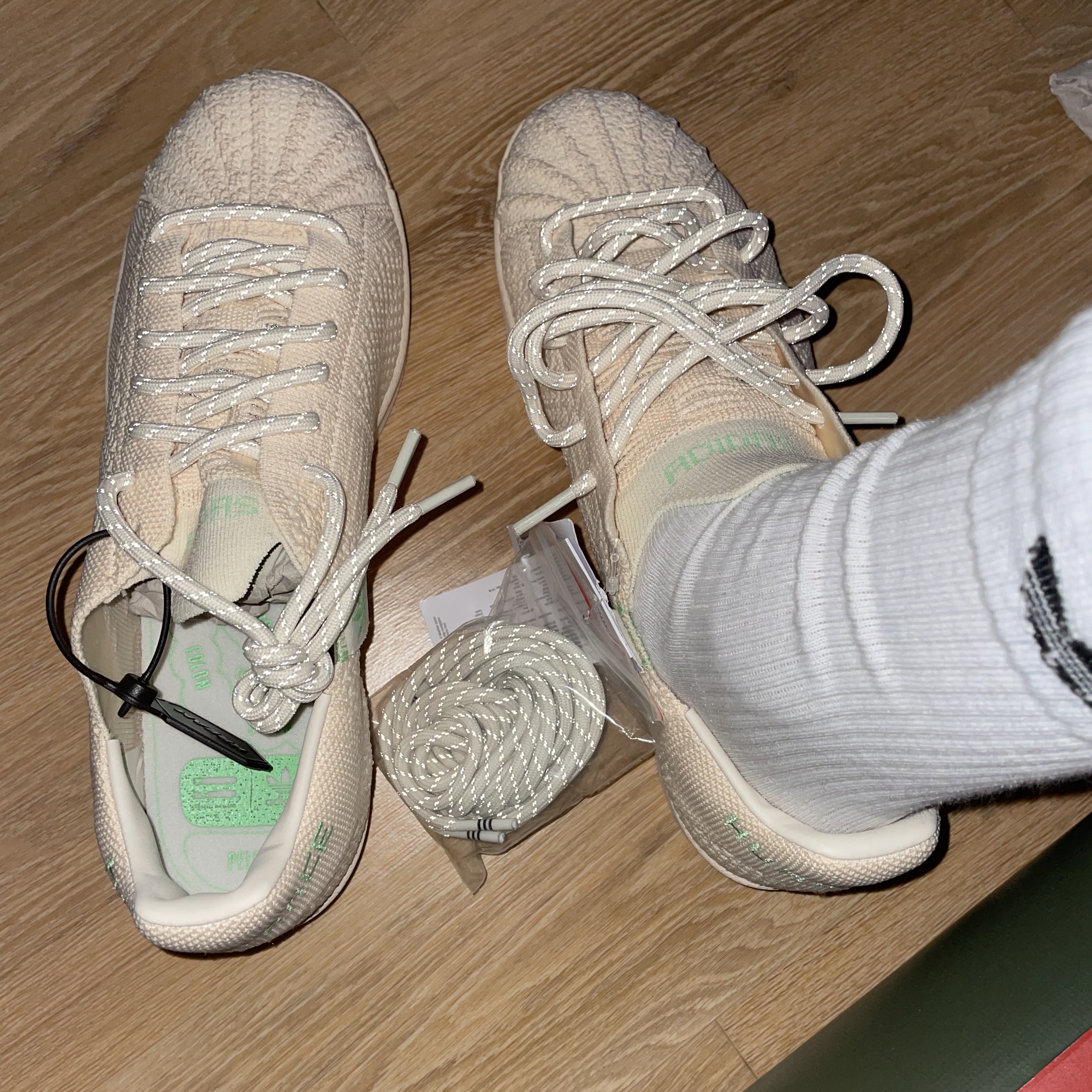 Adidas x Pharrell Williams Superstar Primeknit Cream 착용 스타일 - 3