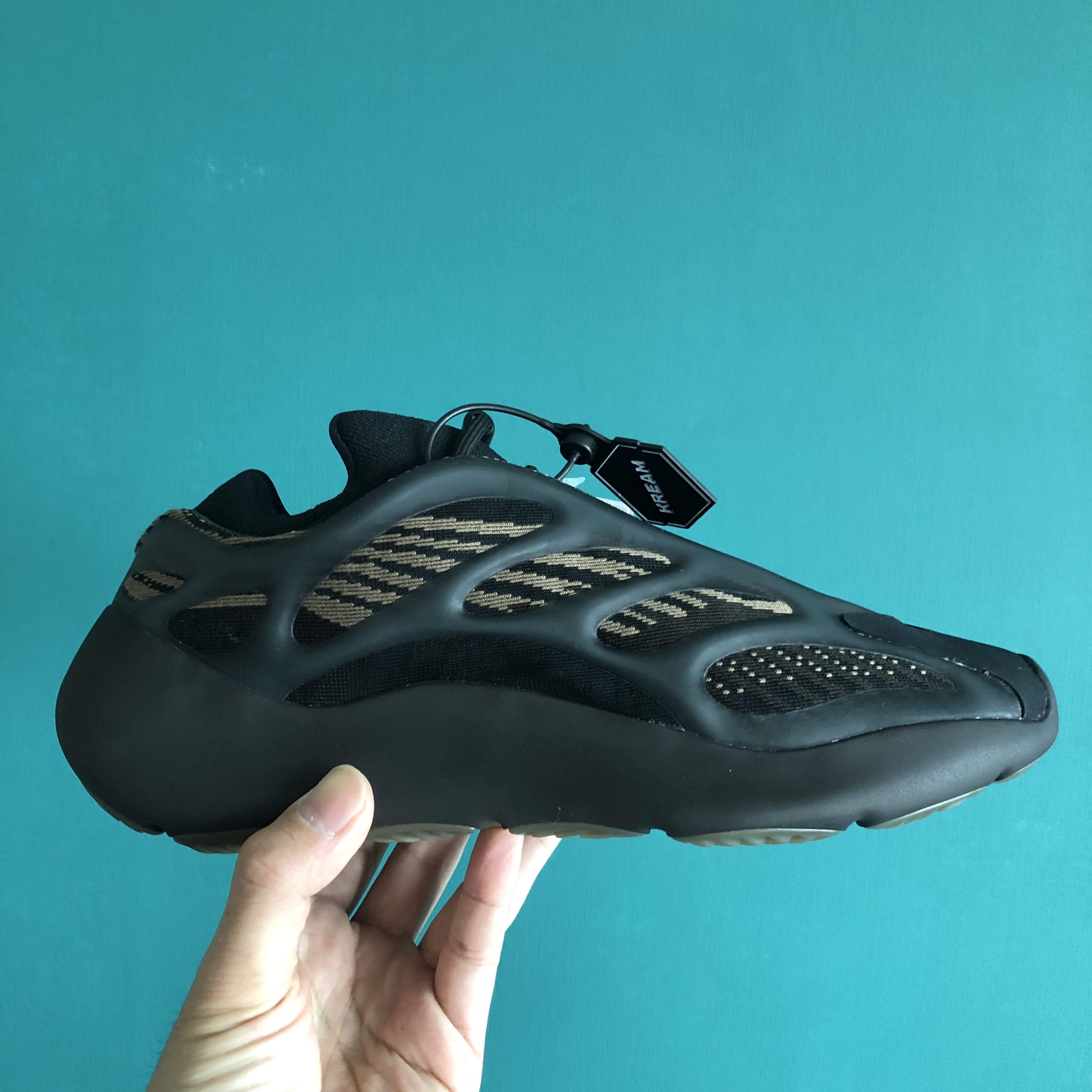 Adidas Yeezy 700 V3 Clay Brown 착용 스타일