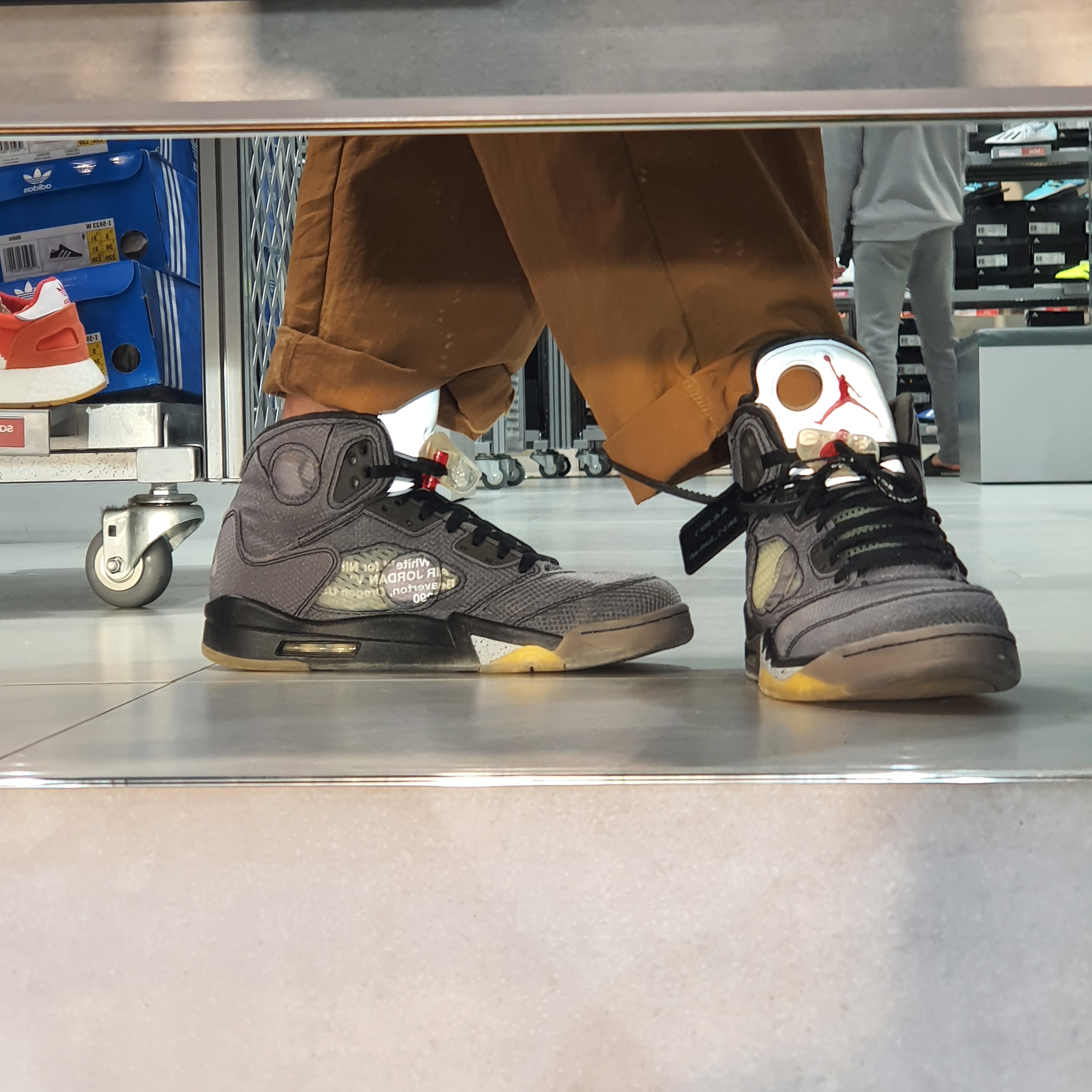 Jordan 5 x Off-White Retro SP Black Muslin 착용 스타일
