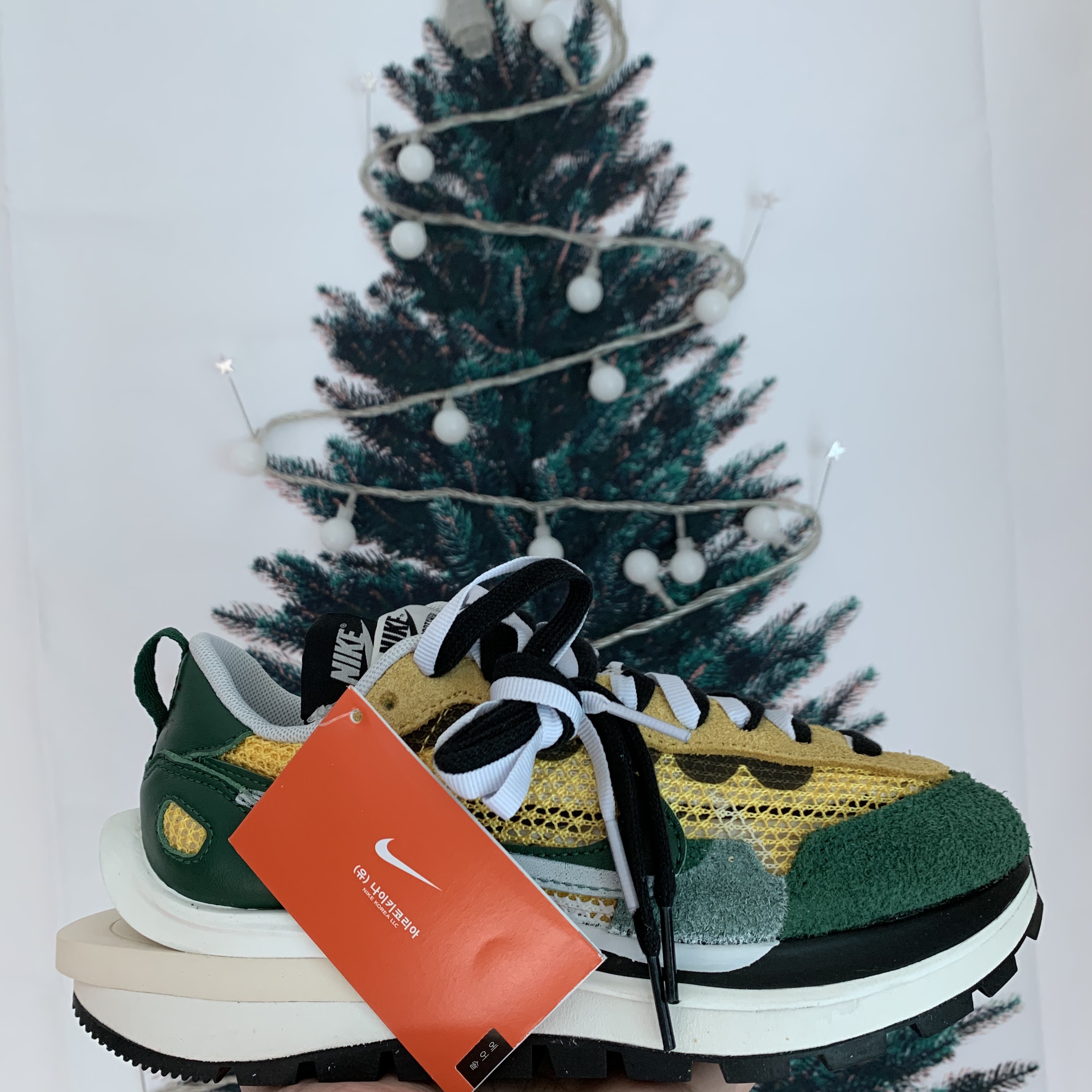 Nike x Sacai VaporWaffle Tour Yellow & Gorge Green Sail 착용 스타일