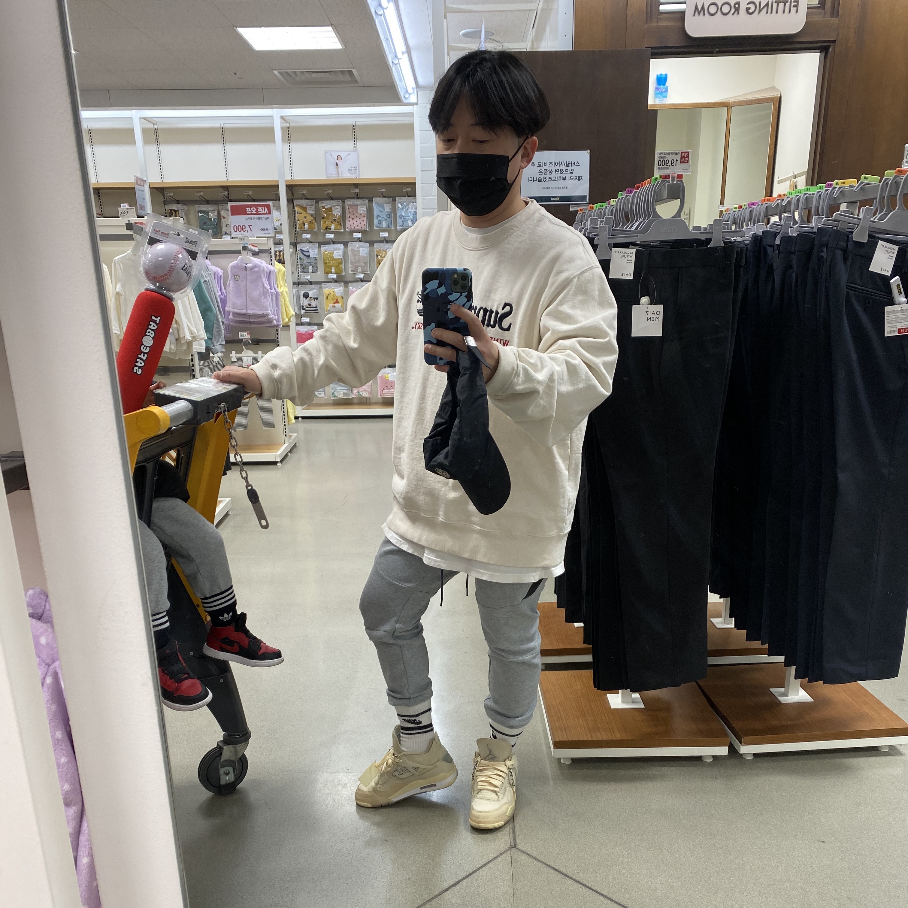 (W) Jordan 4 x Off-White Retro SP Sail, Supreme x Stone Island Painted Camo Nylon 6-Panel Black - 20FW 착용 스타일