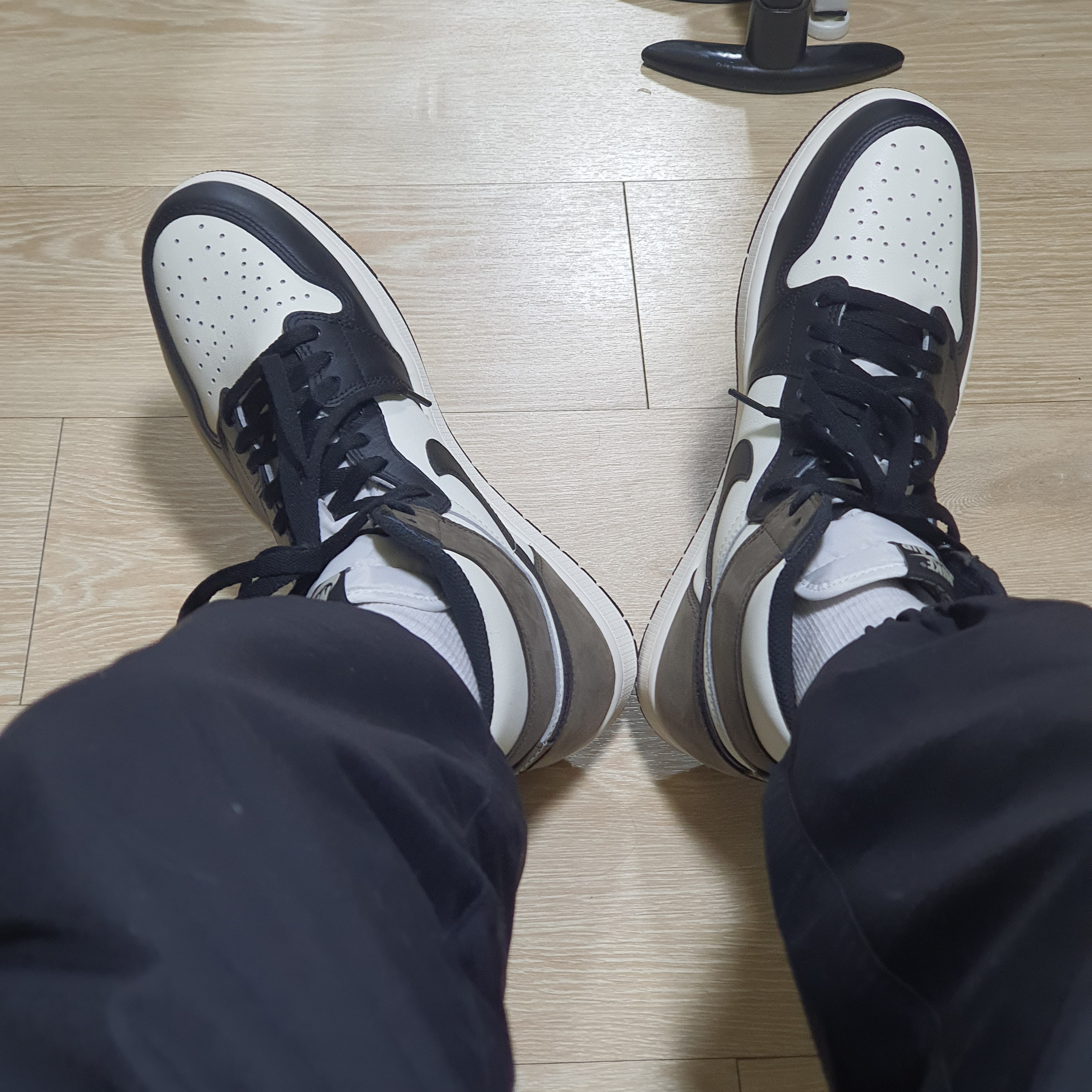 Jordan 1 Retro High OG Black Mocha 착용 스타일