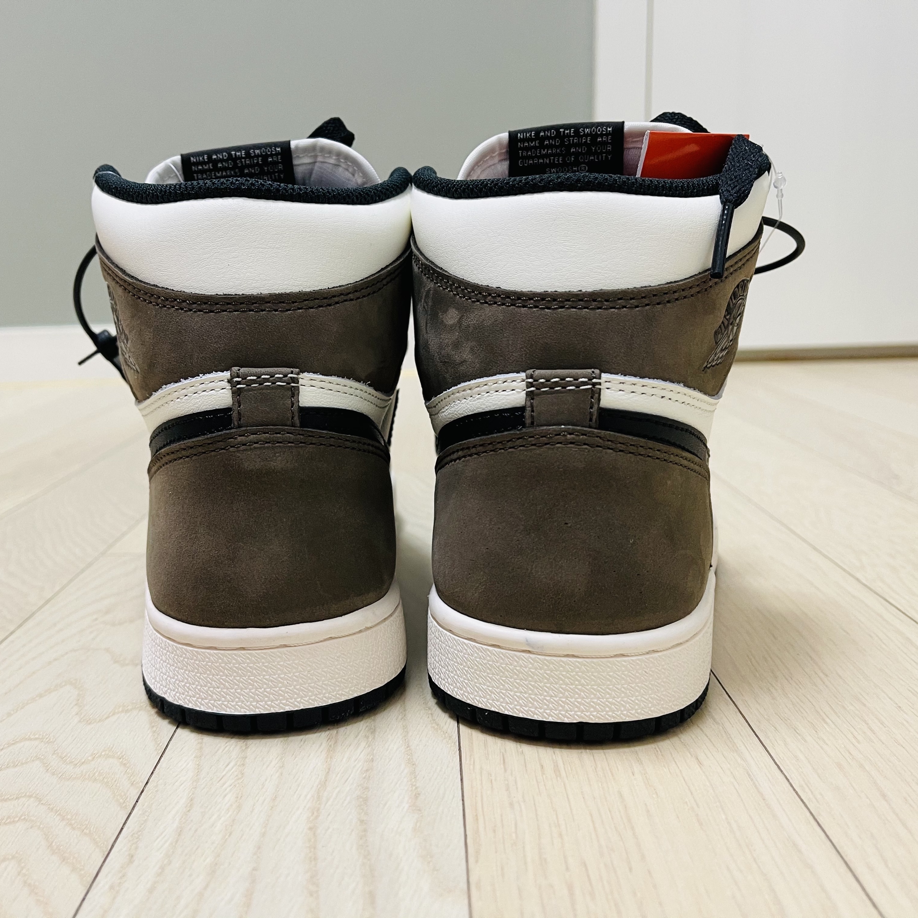 Jordan 1 Retro High OG Black Mocha 착용 스타일 - 3