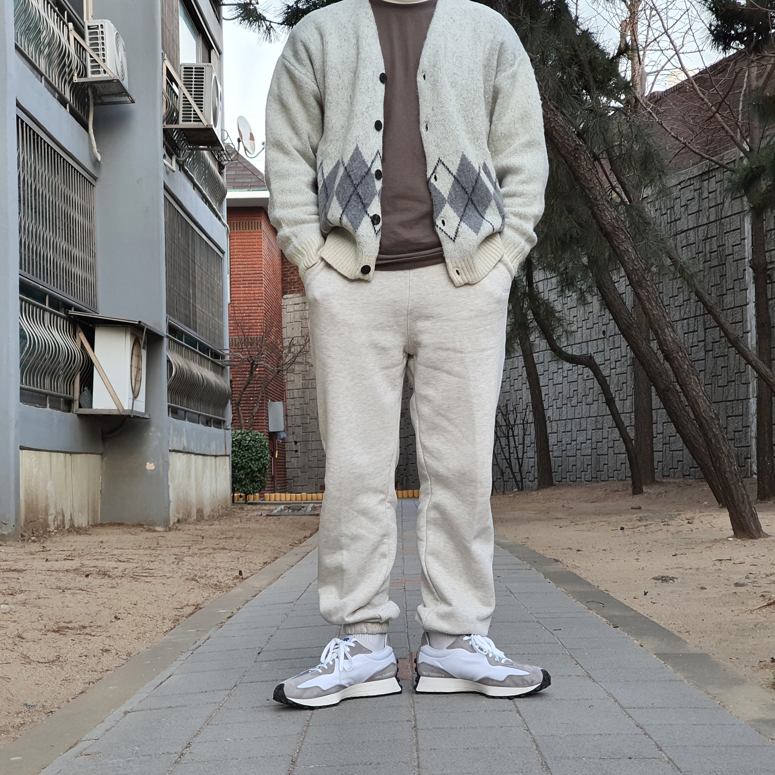 New Balance 327 Grey 착용 스타일 - 1